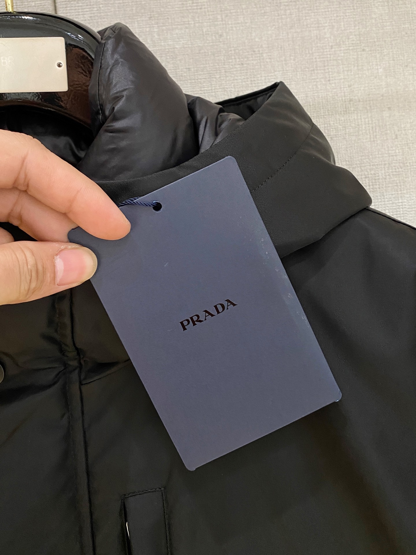 。P家秋冬男装Praz抽绳风帽短款羽绒夹克Praz抽绳风帽短款羽绒夹克是秋冬男装系列中的一款，以黑色为主