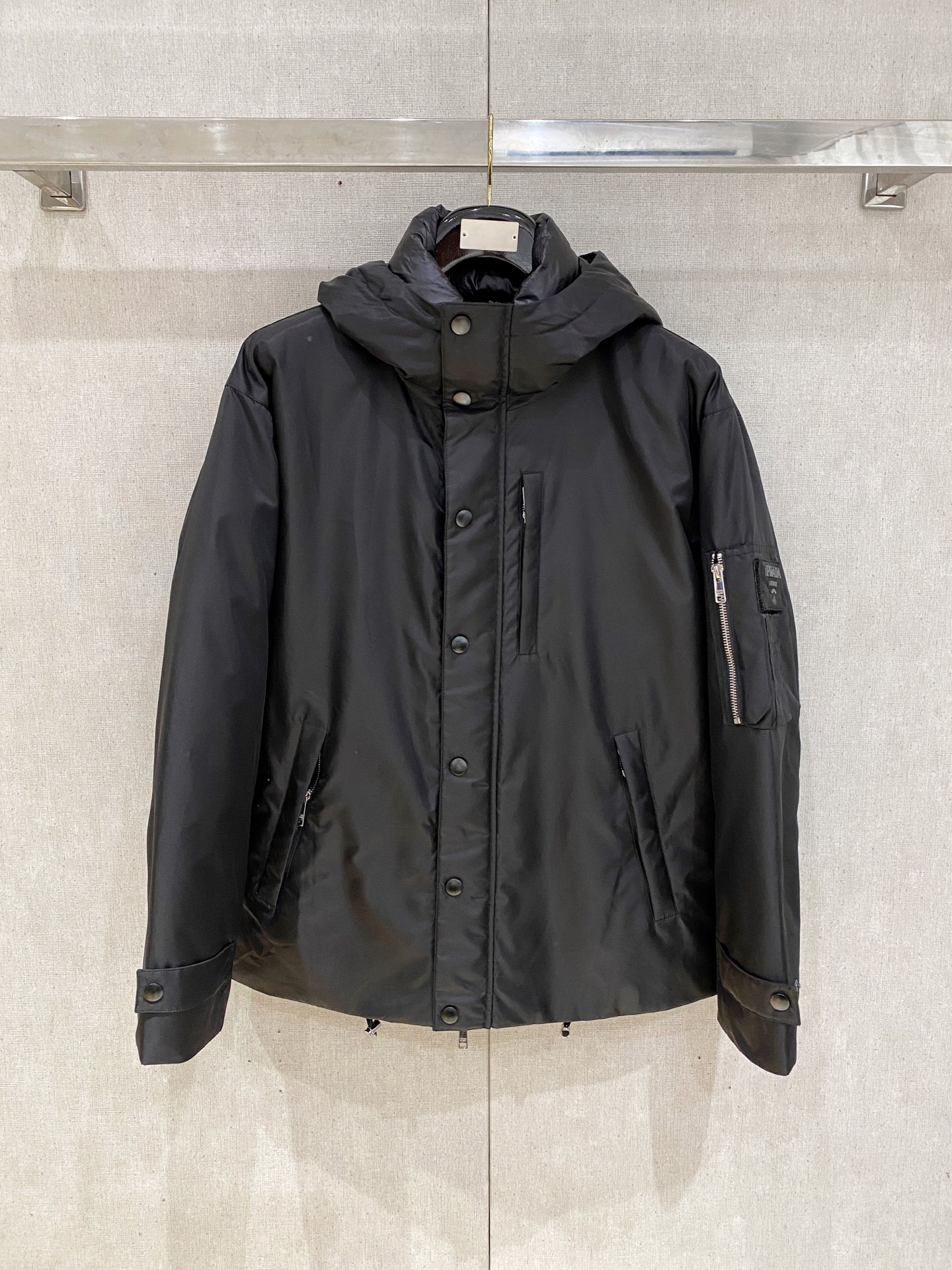 NO:537928,P home autumn and winter men's Praz drawstring short down jacket Praz drawstring short down jacket is one of the autumn and winter men's clothing series, with black as the main color, both fashion and practical. This Praz down jacket is designed with a black jacket, simple and yet atmospheric. Its unique drawstring style hood design not only adds a sense of fashion, but also provides the wearer with additional warmth in the cold wind. The short cut highlights the ability and neatness of men. The jacket uses a customized elastic knit thick warm fabric, which not only has excellent warmth performance, but also has good elasticity and wear resistance. The customized knitting process makes the fabric tighter and effectively prevents the invasion of cold air. The inner part is filled with high-quality 90 white goose down, ensuring the warmth performance of the jacket  The main color of black makes the jacket more classic and versatile. Whether in formal occasions or casual time, it can easily match fashionable styles. Its custom elastic knit thick and warm fabric and unique design style make it stand out among many down jackets and become the first choice for men in autumn and winter. Size data: M, L, XL, XXL, XXXL, prada, jackets & coats, jackets & coats, down jacket, hats, alexander wang19860909P家秋冬男装Praz抽绳风帽短款羽绒夹克Praz抽绳风帽短款羽绒夹克是秋冬男装系列中的一款,以黑色为主色调,兼具时尚与实用性. 这款Praz羽绒夹克采用黑色外套设计,简约而不失大气.其独特的抽绳风帽设计,不仅增添了时尚感,还能在寒风中为佩戴者提供额外的保暖效果.短款剪裁更是凸显男性的干练与利落. 外套采用定制弹力针织厚实保暖面料,这种面料不仅具有出色的保暖性能,还具有较好的弹性和耐磨性.定制的针织工艺使得面料更加紧密,有效防止冷空气的侵入. 内里采用高质量的90白鹅羽绒填充,保证了外套的保暖性能 以黑色为主色调,使得外套更加经典百搭.无论是在正式场合还是休闲时光,都能轻松搭配出时尚的造型.其定制弹力针织厚实保暖面料和独特的设计风格使得它在众多羽绒外套中脱颖而出,成为男性秋冬季节的首选单品. 尺码数据:M,L,XL,XXL,XXXL,,prada,jackets & coats,jackets & coats,down jacket,hats,alexander wang,Men's clothing