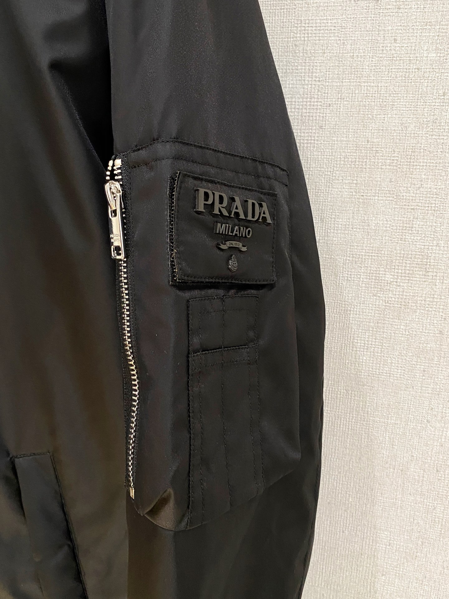 。P家秋冬男装Praz抽绳风帽短款羽绒夹克Praz抽绳风帽短款羽绒夹克是秋冬男装系列中的一款，以黑色为主