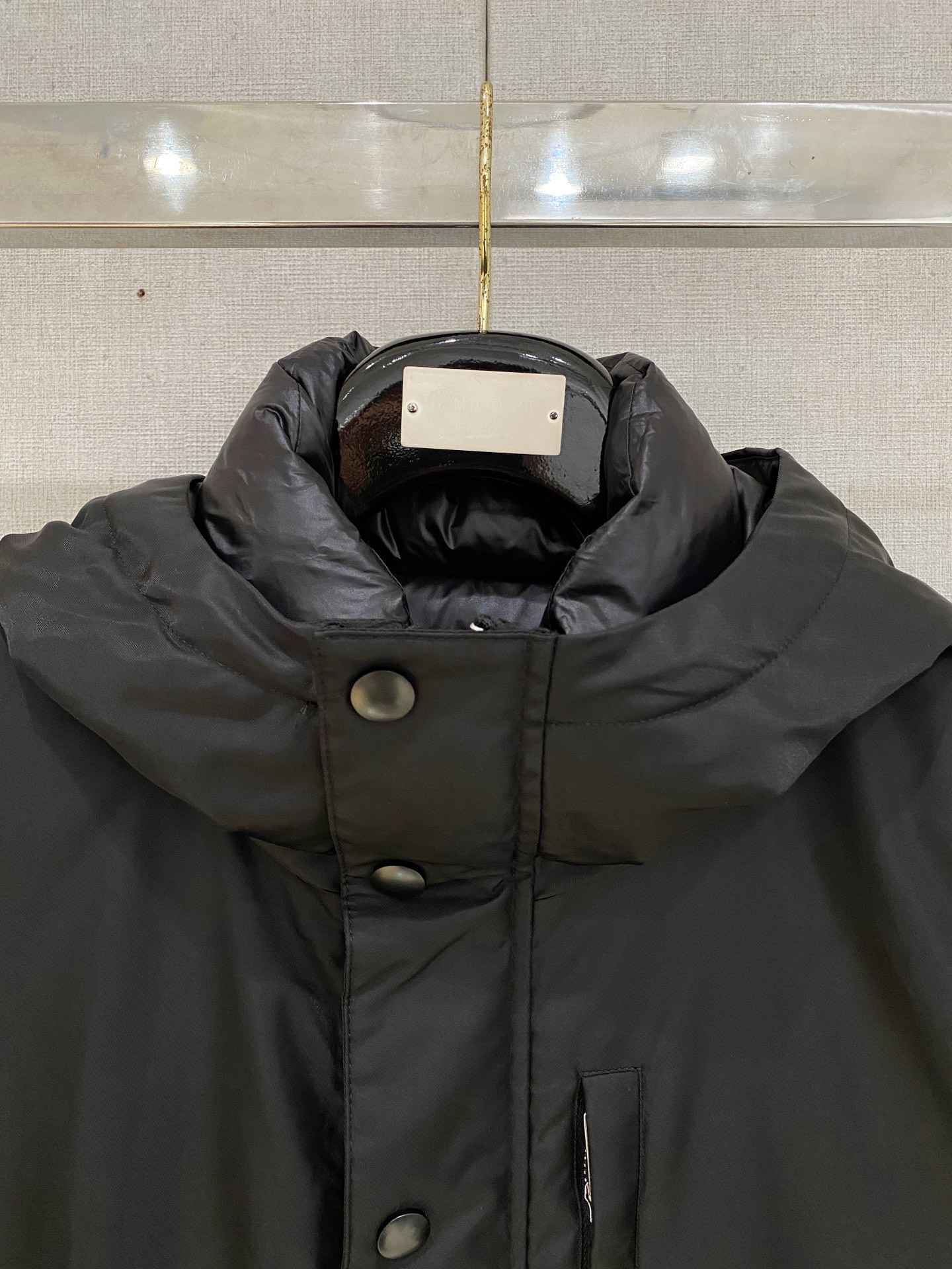 。P家秋冬男装Praz抽绳风帽短款羽绒夹克Praz抽绳风帽短款羽绒夹克是秋冬男装系列中的一款，以黑色为主