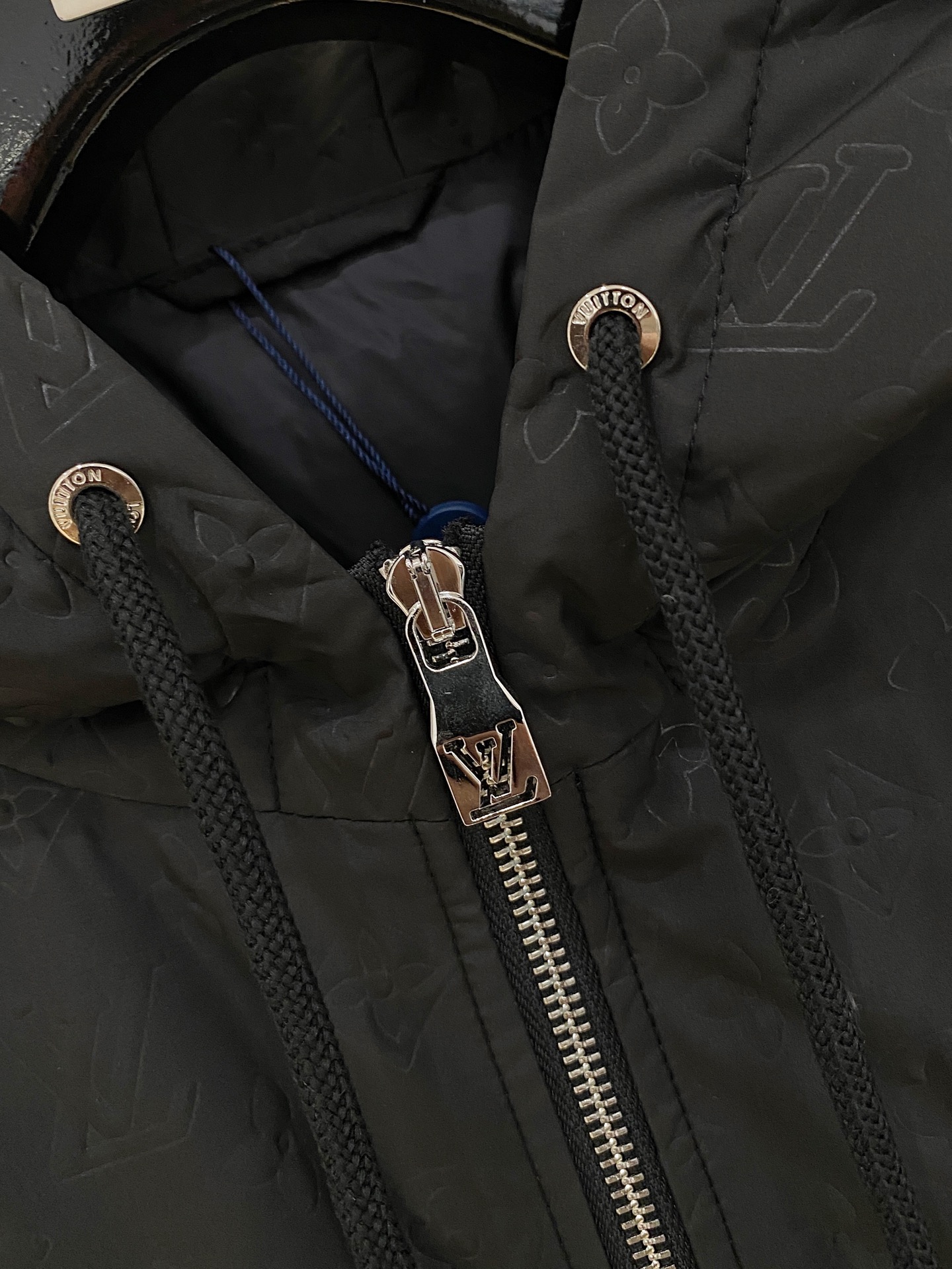 。 路家秋冬男装Praz抽绳风帽短款羽绒夹克Praz抽绳风帽短款羽绒夹克是秋冬男装系列中的一款，以黑色为