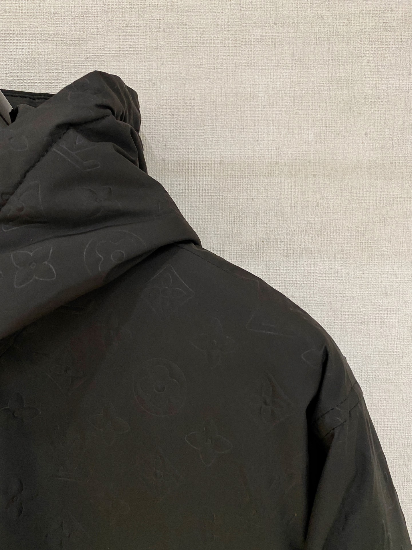 。 路家秋冬男装Praz抽绳风帽短款羽绒夹克Praz抽绳风帽短款羽绒夹克是秋冬男装系列中的一款，以黑色为