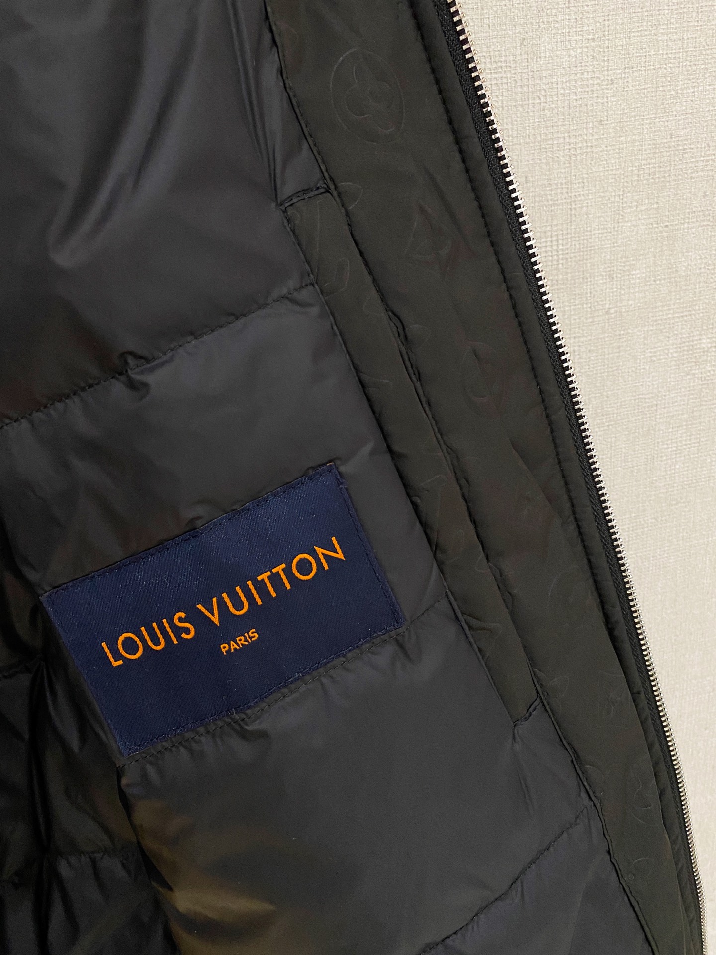 。 路家秋冬男装Praz抽绳风帽短款羽绒夹克Praz抽绳风帽短款羽绒夹克是秋冬男装系列中的一款，以黑色为