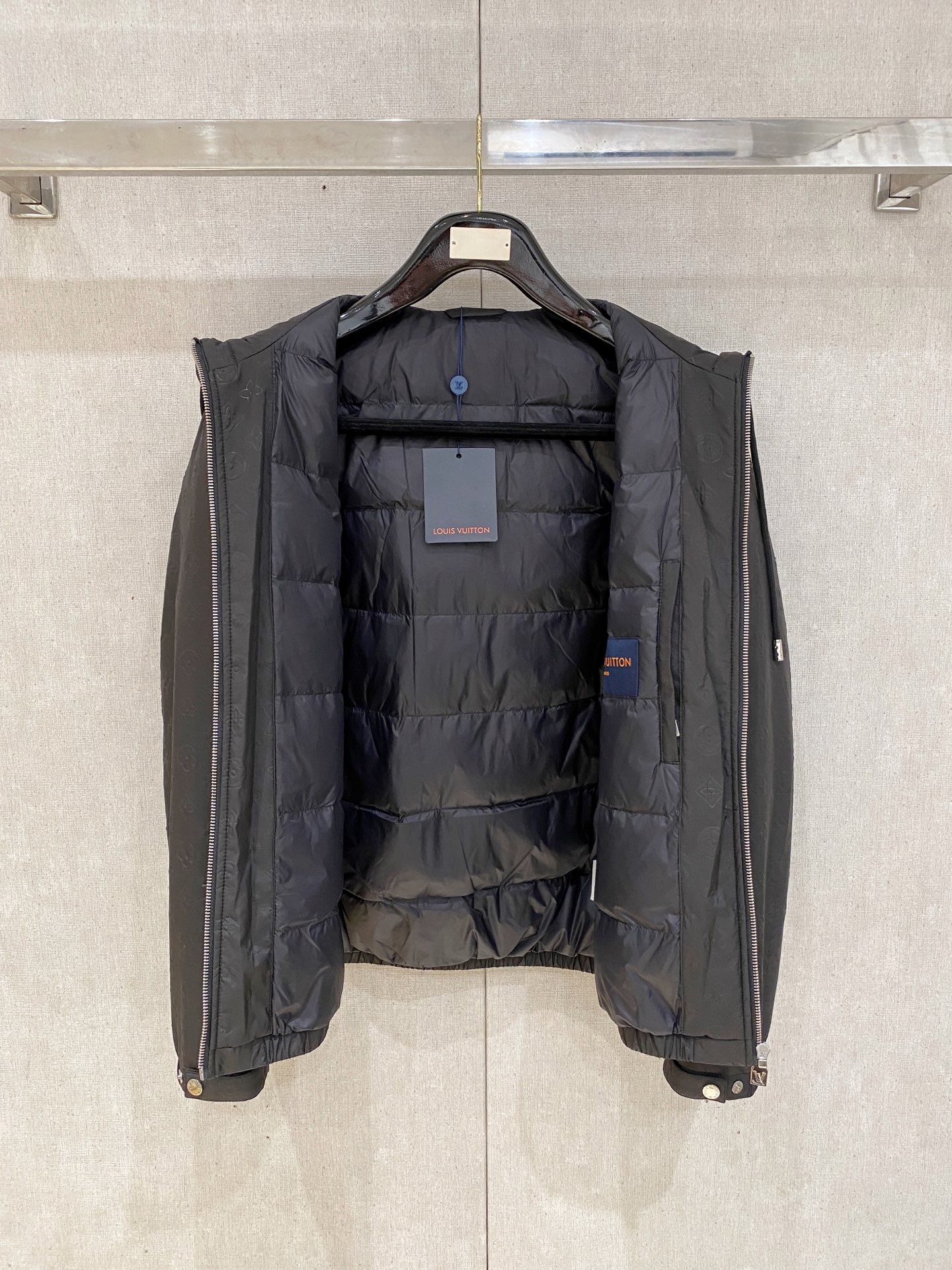 。 路家秋冬男装Praz抽绳风帽短款羽绒夹克Praz抽绳风帽短款羽绒夹克是秋冬男装系列中的一款，以黑色为