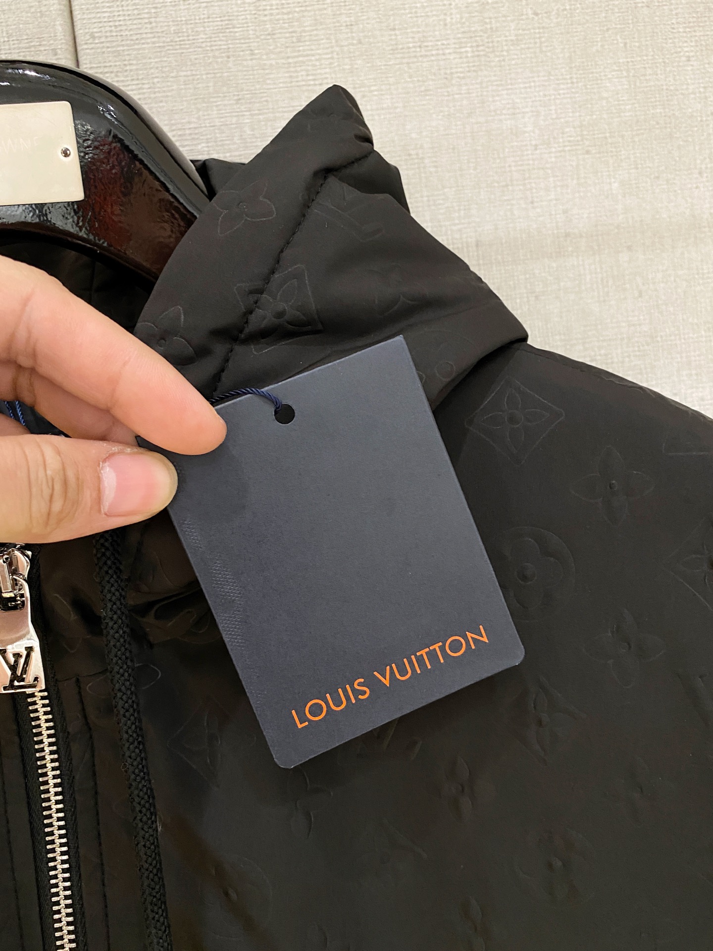 。 路家秋冬男装Praz抽绳风帽短款羽绒夹克Praz抽绳风帽短款羽绒夹克是秋冬男装系列中的一款，以黑色为