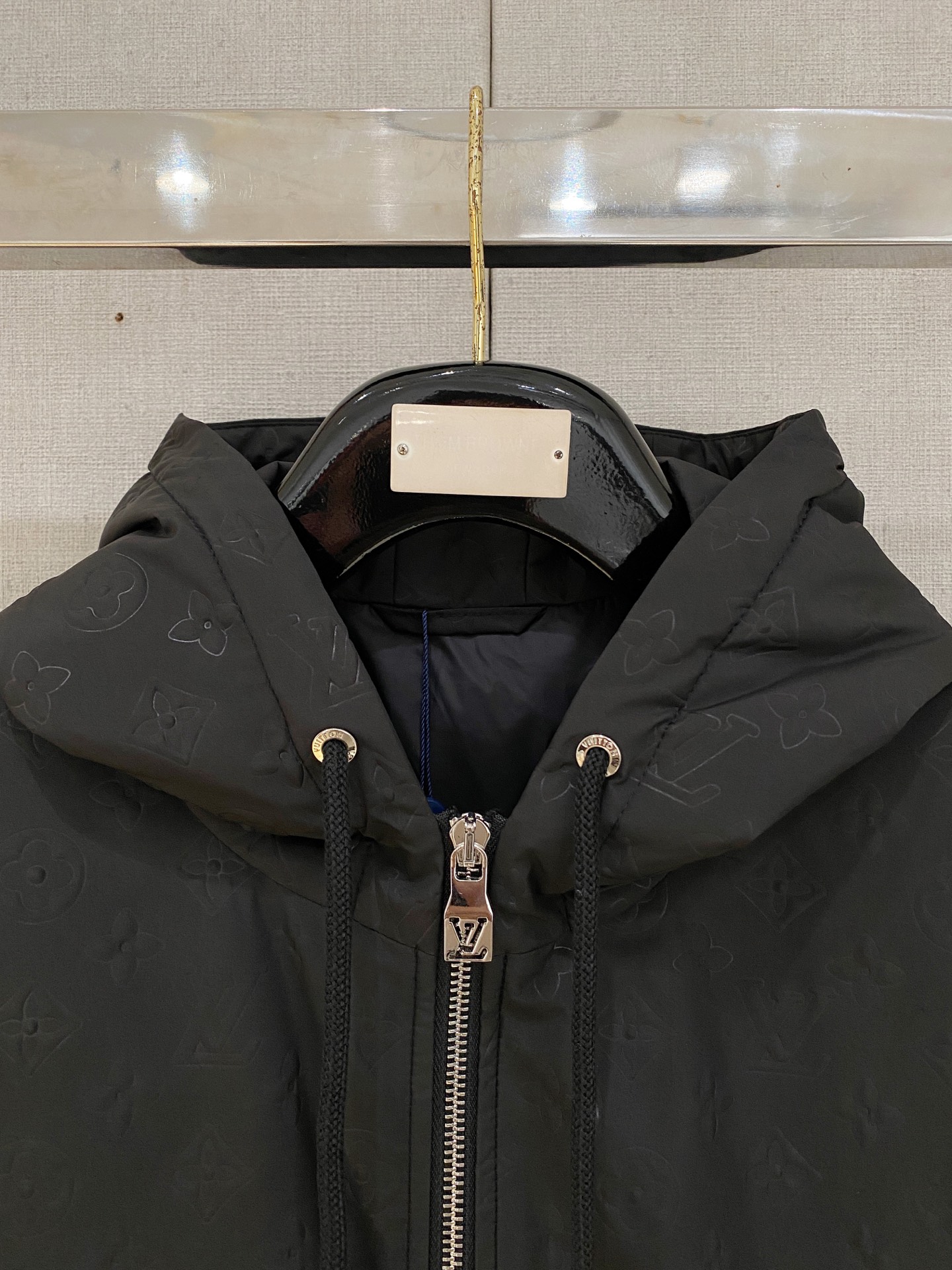 。 路家秋冬男装Praz抽绳风帽短款羽绒夹克Praz抽绳风帽短款羽绒夹克是秋冬男装系列中的一款，以黑色为