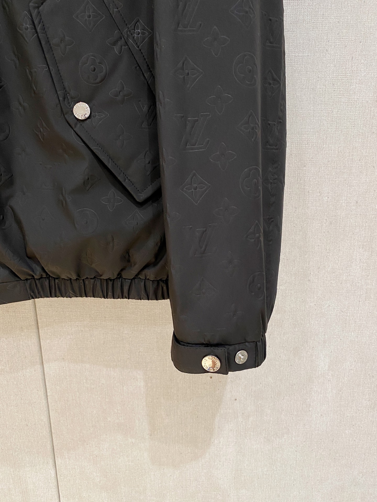 。 路家秋冬男装Praz抽绳风帽短款羽绒夹克Praz抽绳风帽短款羽绒夹克是秋冬男装系列中的一款，以黑色为