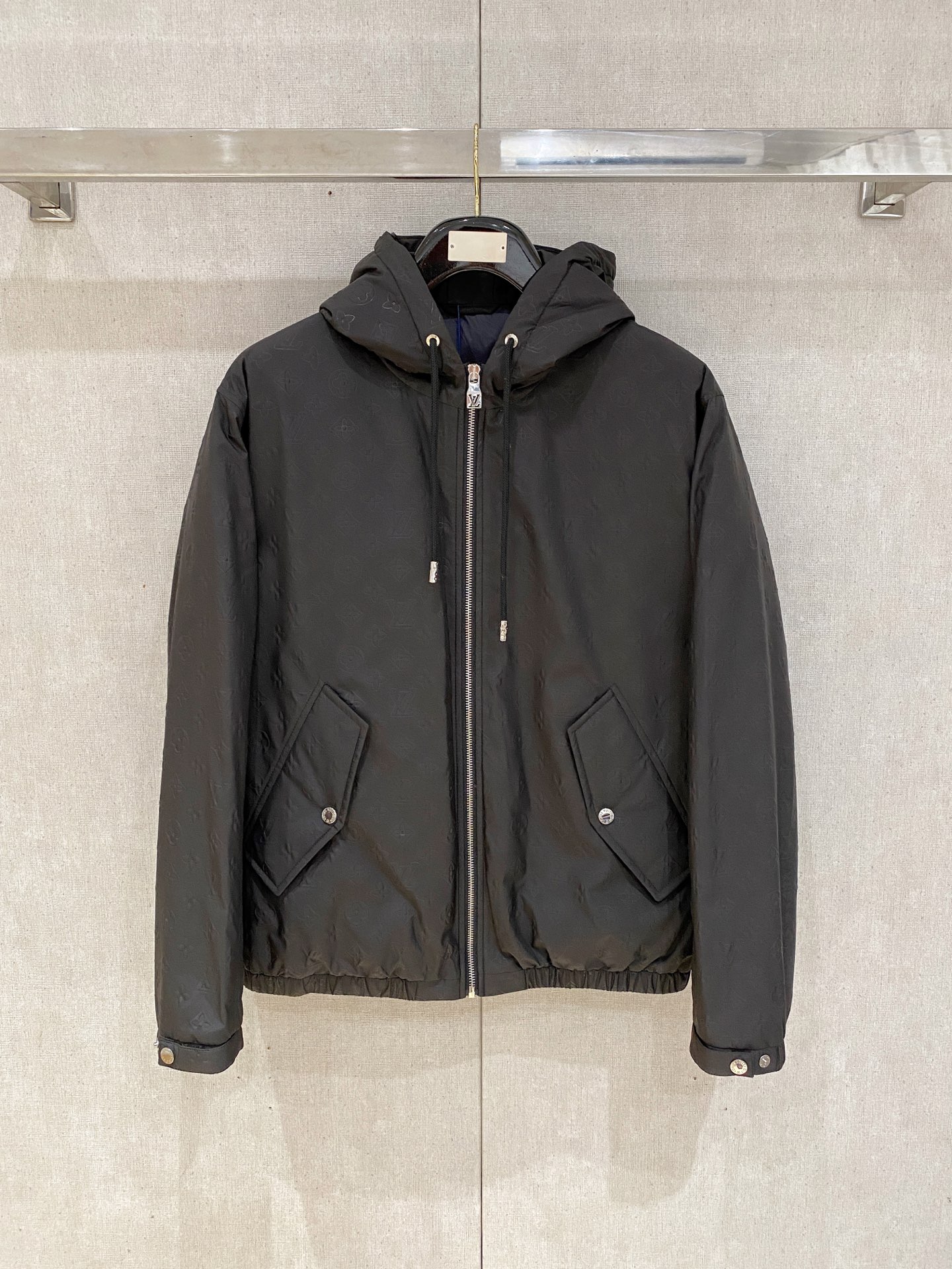 NO:537922,Lujia autumn and winter men's Praz drawstring short down jacket Praz drawstring short down jacket is one of the autumn and winter men's clothing series, with black as the main color, both fashion and practical. This Praz down jacket is designed with a black jacket, simple and yet atmospheric. Its unique drawstring style hood design not only adds a sense of fashion, but also provides the wearer with additional warmth in the cold wind. The short tailoring highlights the ability and neatness of men. The jacket uses a customized elastic knit thick warm fabric, which not only has excellent warmth performance, but also has good elasticity and wear resistance. The customized knitting process makes the fabric tighter and effectively prevents the invasion of cold air. The inner part is filled with high-quality 90 white goose down, ensuring the warmth performance of the jacket  The main color of black makes the jacket more classic and versatile. Whether in formal occasions or casual time, it can easily match fashionable styles. Its custom elastic knit thick and warm fabric and unique design style make it stand out among many down jackets and become the first choice for men in autumn and winter. Size data: M, L, XL, XXL, XXXL, prada, jackets & coats, jackets & coats, down jacket, hats, alexander wang19860909路家秋冬男装Praz抽绳风帽短款羽绒夹克Praz抽绳风帽短款羽绒夹克是秋冬男装系列中的一款,以黑色为主色调,兼具时尚与实用性. 这款Praz羽绒夹克采用黑色外套设计,简约而不失大气.其独特的抽绳风帽设计,不仅增添了时尚感,还能在寒风中为佩戴者提供额外的保暖效果.短款剪裁更是凸显男性的干练与利落. 外套采用定制弹力针织厚实保暖面料,这种面料不仅具有出色的保暖性能,还具有较好的弹性和耐磨性.定制的针织工艺使得面料更加紧密,有效防止冷空气的侵入. 内里采用高质量的90白鹅羽绒填充,保证了外套的保暖性能 以黑色为主色调,使得外套更加经典百搭.无论是在正式场合还是休闲时光,都能轻松搭配出时尚的造型.其定制弹力针织厚实保暖面料和独特的设计风格使得它在众多羽绒外套中脱颖而出,成为男性秋冬季节的首选单品. 尺码数据:M,L,XL,XXL,XXXL,,prada,jackets & coats,jackets & coats,down jacket,hats,alexander wang,Men's clothing