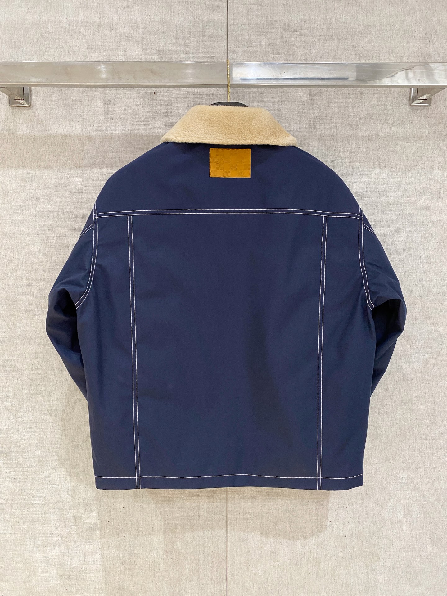 。 路家秋冬男装Praz抽绳风帽短款羽绒夹克Praz抽绳风帽短款羽绒夹克是秋冬男装系列中的一款，以黑色为