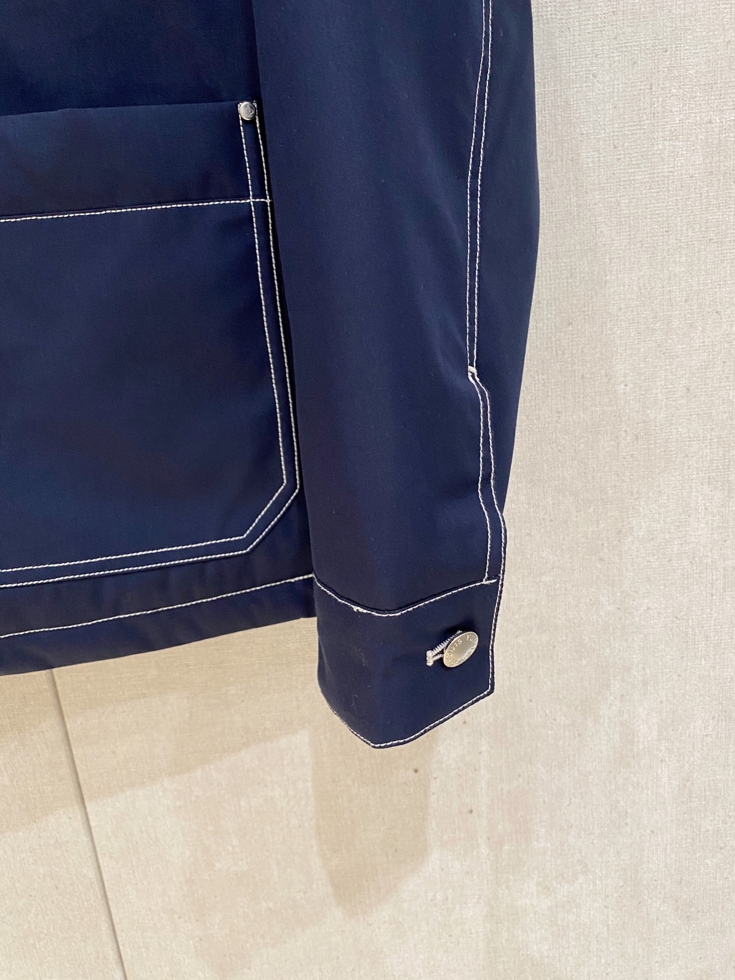 。 路家秋冬男装Praz抽绳风帽短款羽绒夹克Praz抽绳风帽短款羽绒夹克是秋冬男装系列中的一款，以黑色为