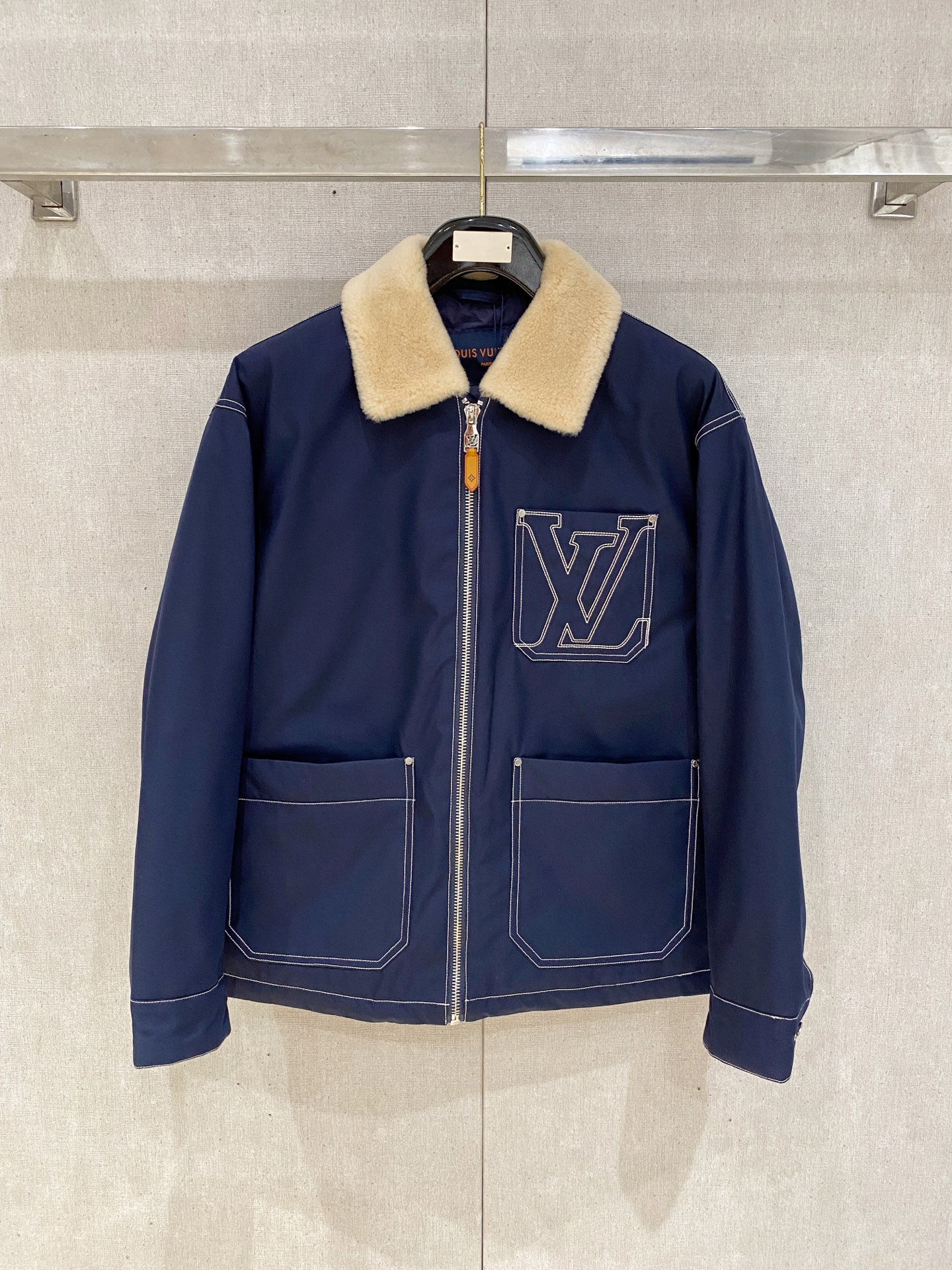 。 路家秋冬男装Praz抽绳风帽短款羽绒夹克Praz抽绳风帽短款羽绒夹克是秋冬男装系列中的一款，以黑色为