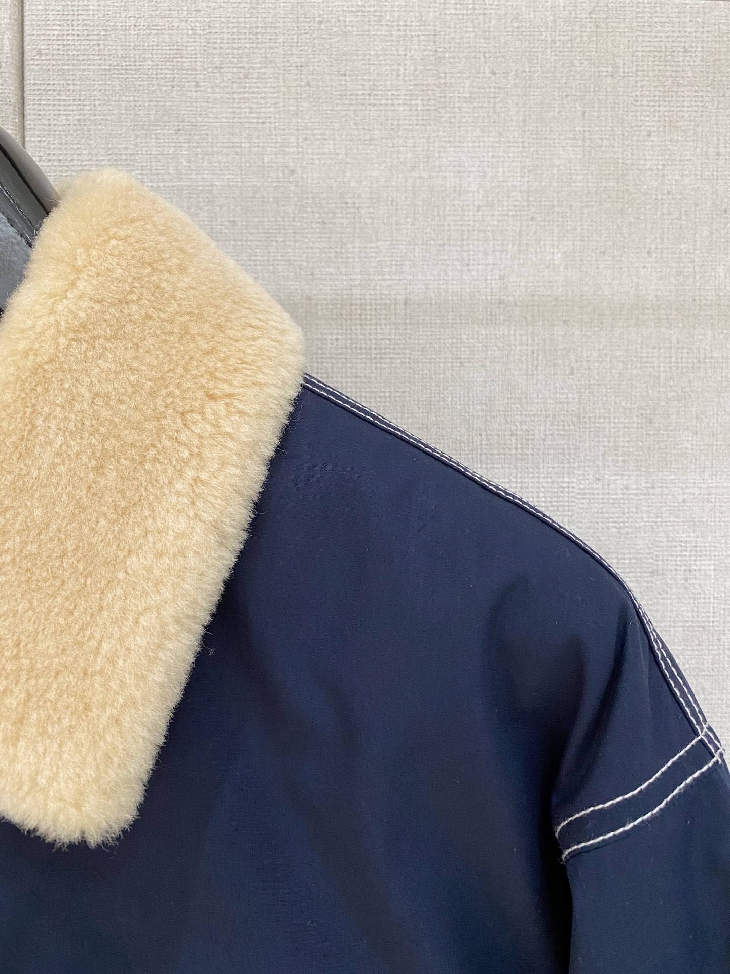 。 路家秋冬男装Praz抽绳风帽短款羽绒夹克Praz抽绳风帽短款羽绒夹克是秋冬男装系列中的一款，以黑色为