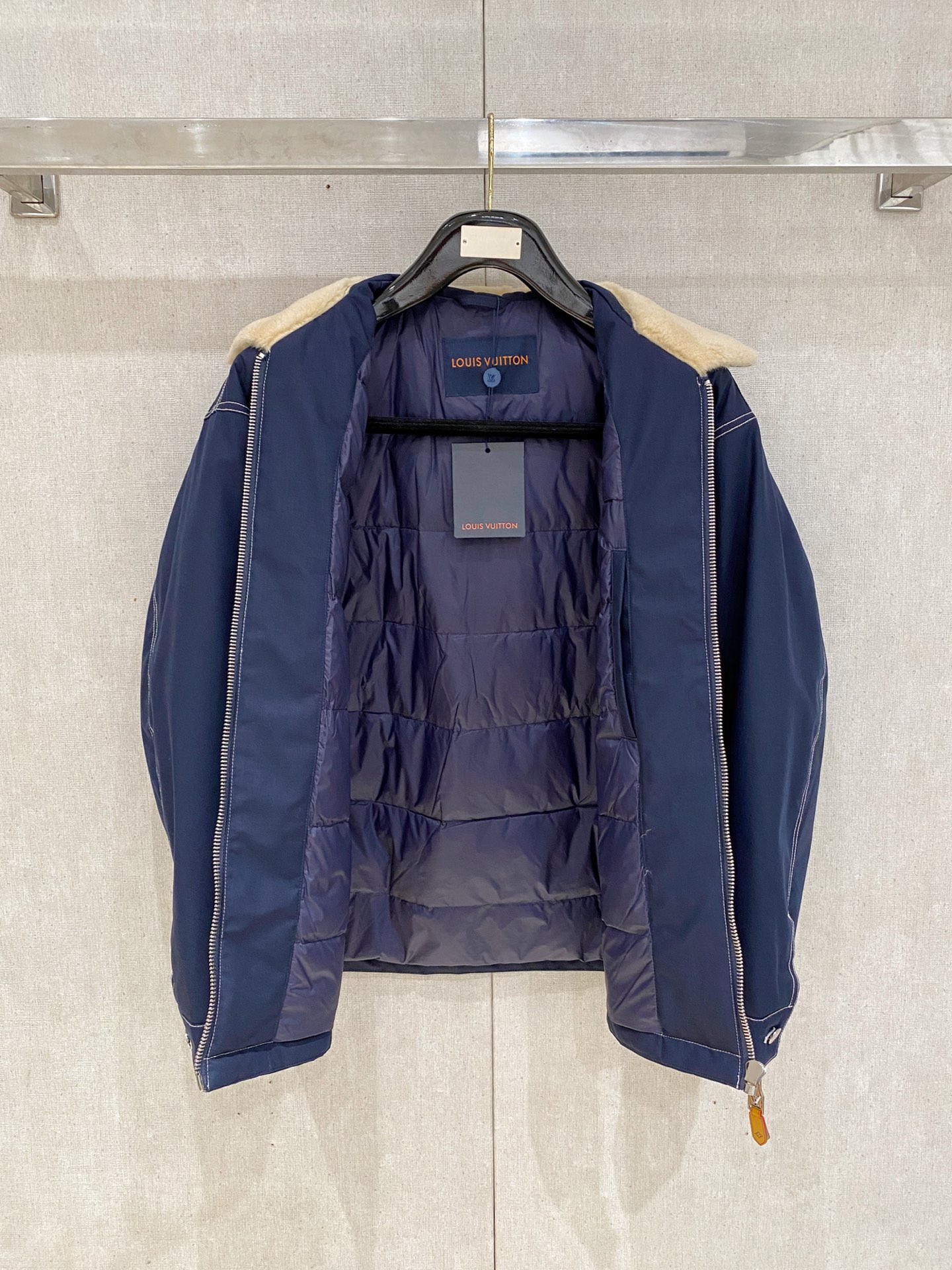 。 路家秋冬男装Praz抽绳风帽短款羽绒夹克Praz抽绳风帽短款羽绒夹克是秋冬男装系列中的一款，以黑色为