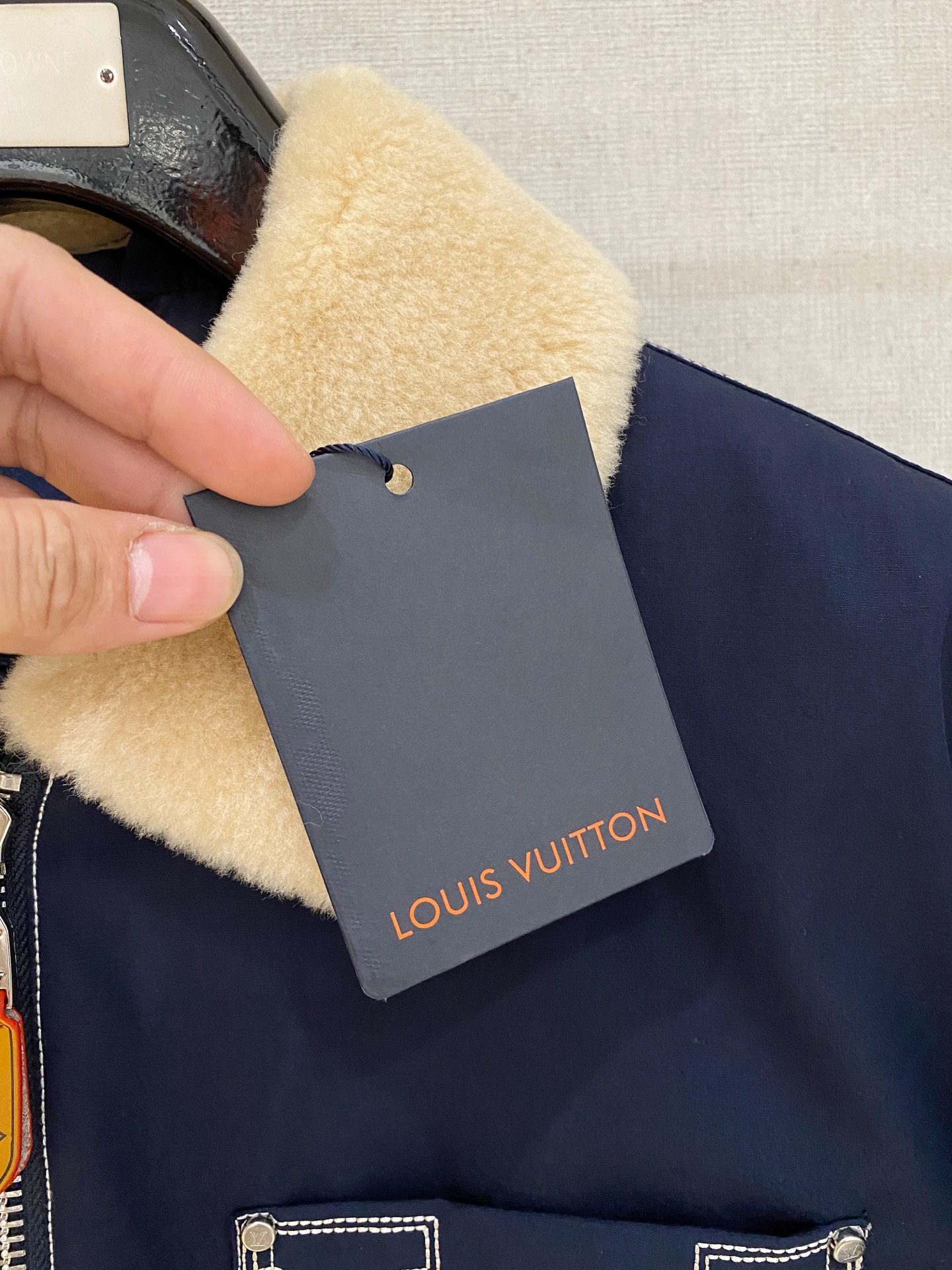 。 路家秋冬男装Praz抽绳风帽短款羽绒夹克Praz抽绳风帽短款羽绒夹克是秋冬男装系列中的一款，以黑色为