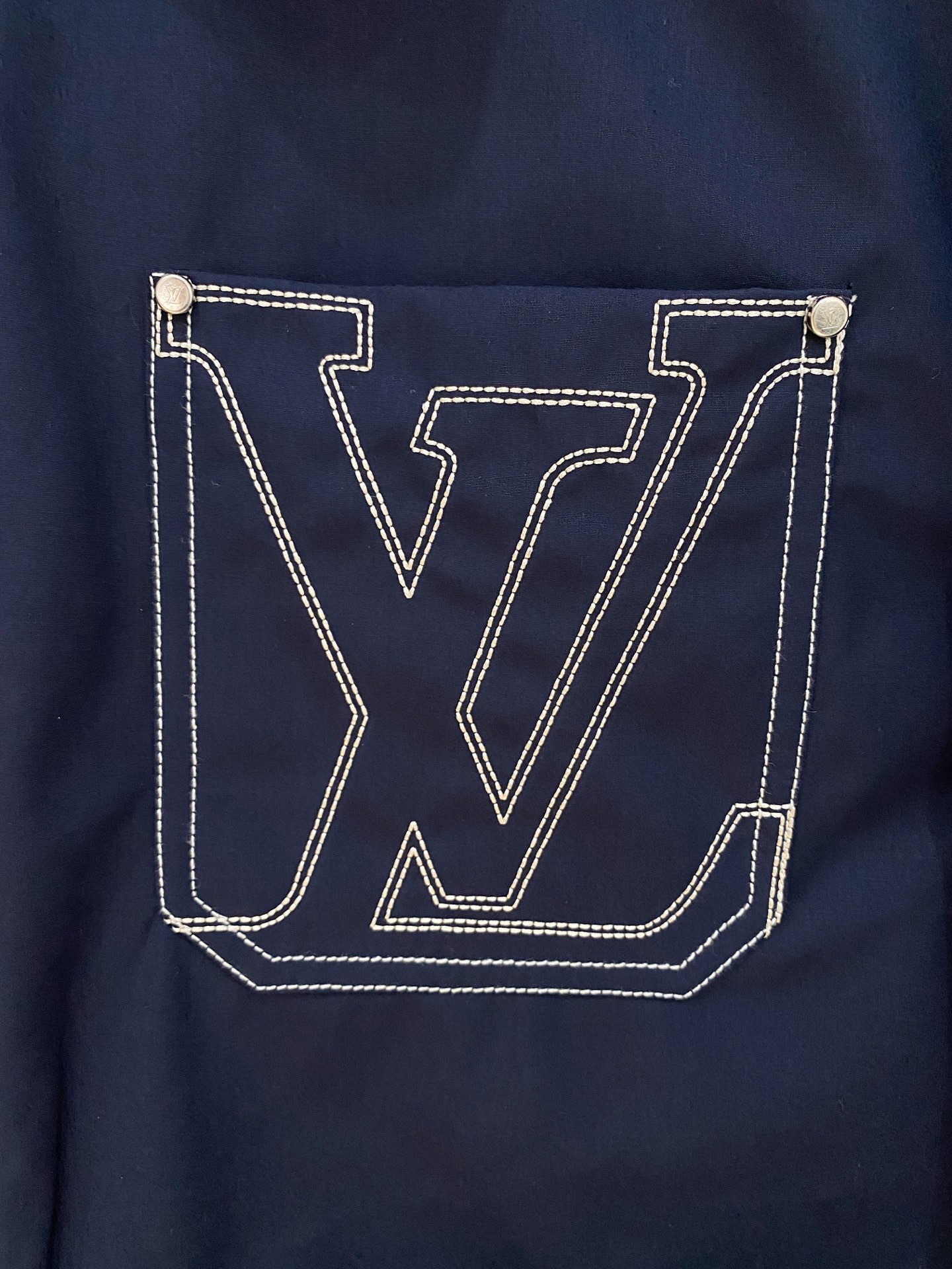 。 路家秋冬男装Praz抽绳风帽短款羽绒夹克Praz抽绳风帽短款羽绒夹克是秋冬男装系列中的一款，以黑色为