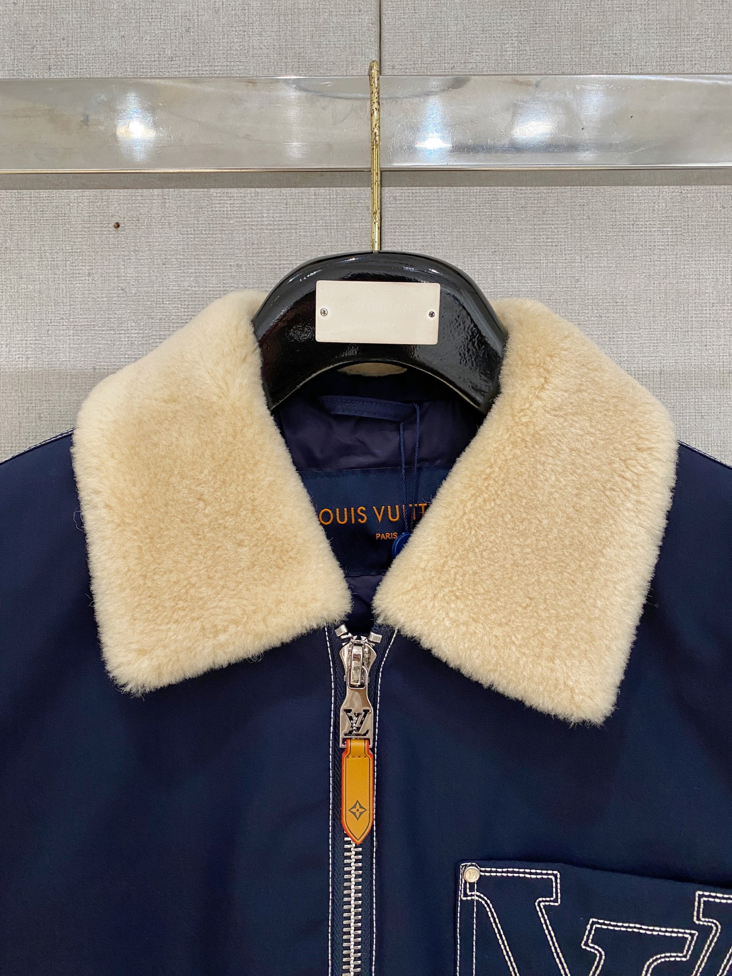 。 路家秋冬男装Praz抽绳风帽短款羽绒夹克Praz抽绳风帽短款羽绒夹克是秋冬男装系列中的一款，以黑色为