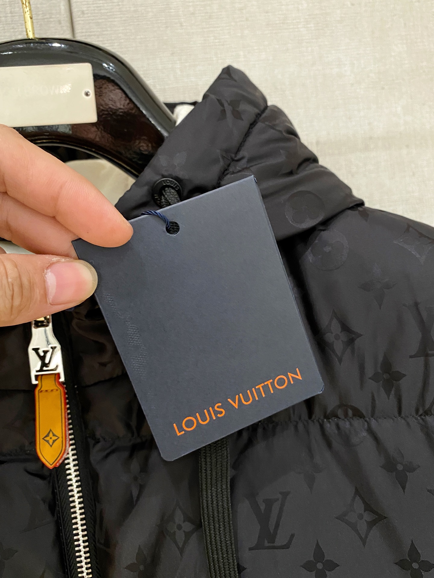 。路家秋冬男装Praz抽绳风帽短款羽绒夹克Praz抽绳风帽短款羽绒夹克是秋冬男装系列中的一款，以黑色为主