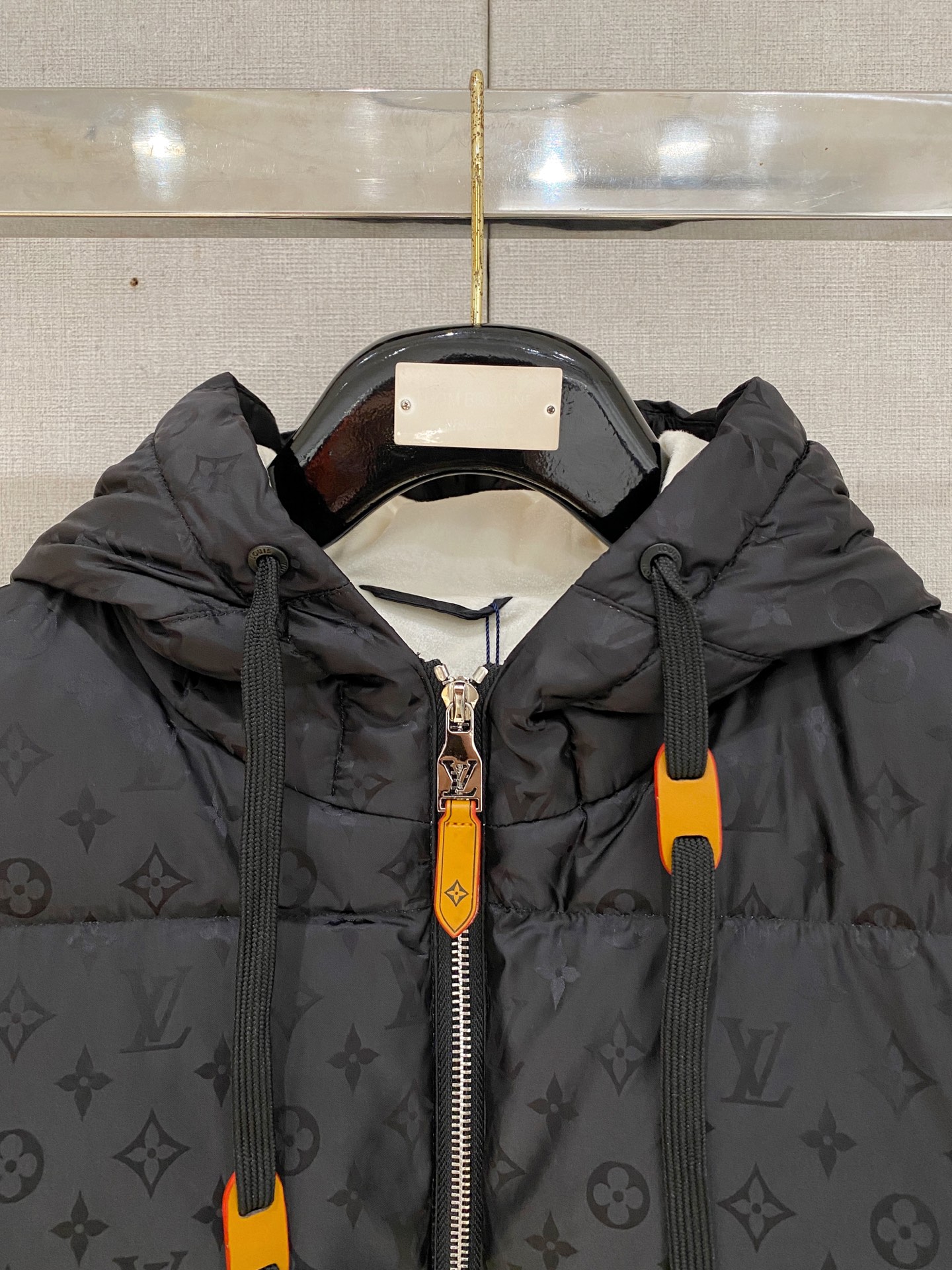 。路家秋冬男装Praz抽绳风帽短款羽绒夹克Praz抽绳风帽短款羽绒夹克是秋冬男装系列中的一款，以黑色为主