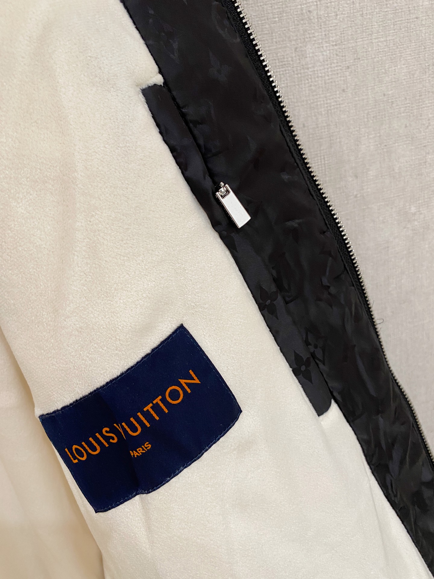 。路家秋冬男装Praz抽绳风帽短款羽绒夹克Praz抽绳风帽短款羽绒夹克是秋冬男装系列中的一款，以黑色为主