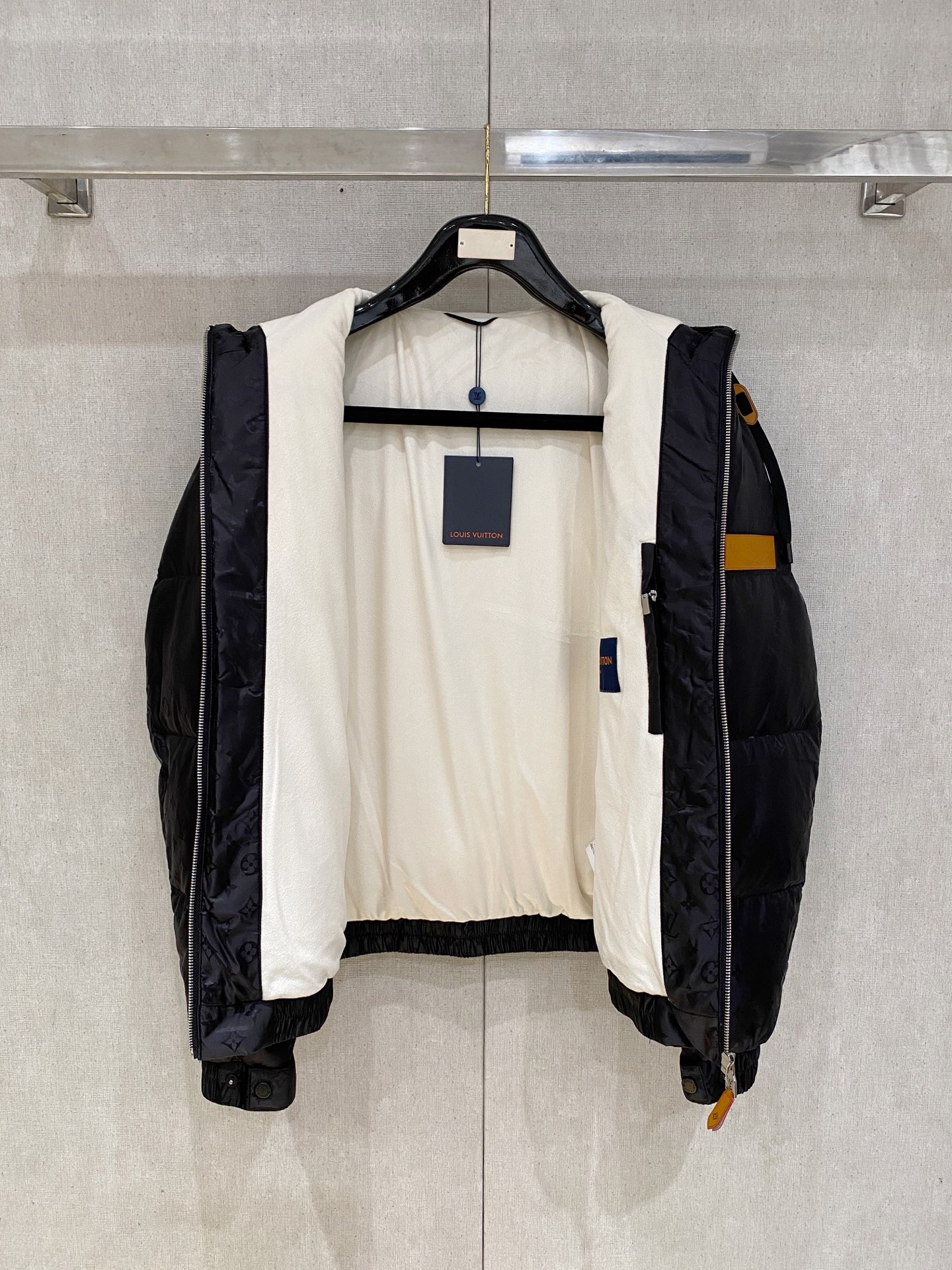 。路家秋冬男装Praz抽绳风帽短款羽绒夹克Praz抽绳风帽短款羽绒夹克是秋冬男装系列中的一款，以黑色为主