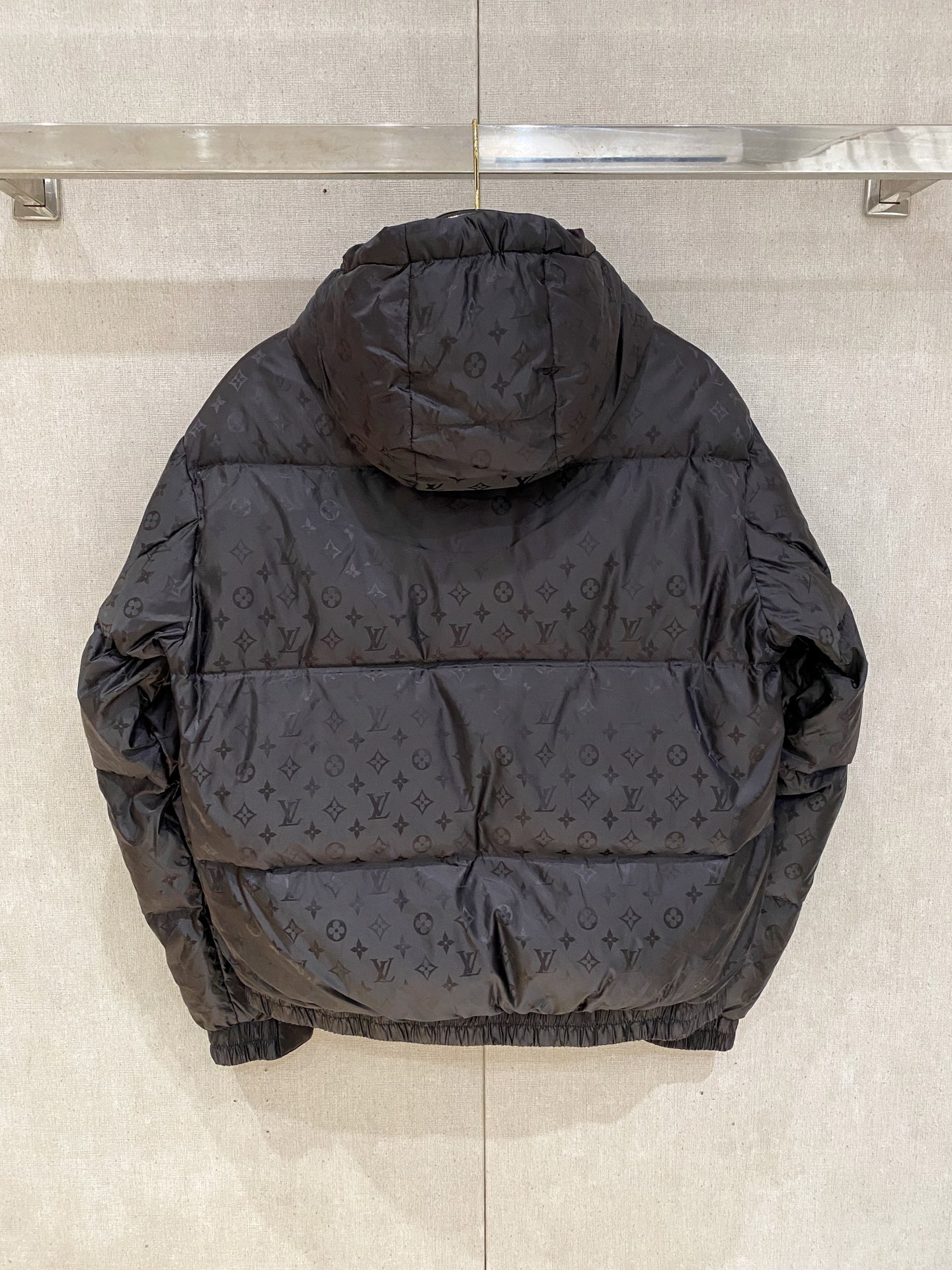 。路家秋冬男装Praz抽绳风帽短款羽绒夹克Praz抽绳风帽短款羽绒夹克是秋冬男装系列中的一款，以黑色为主