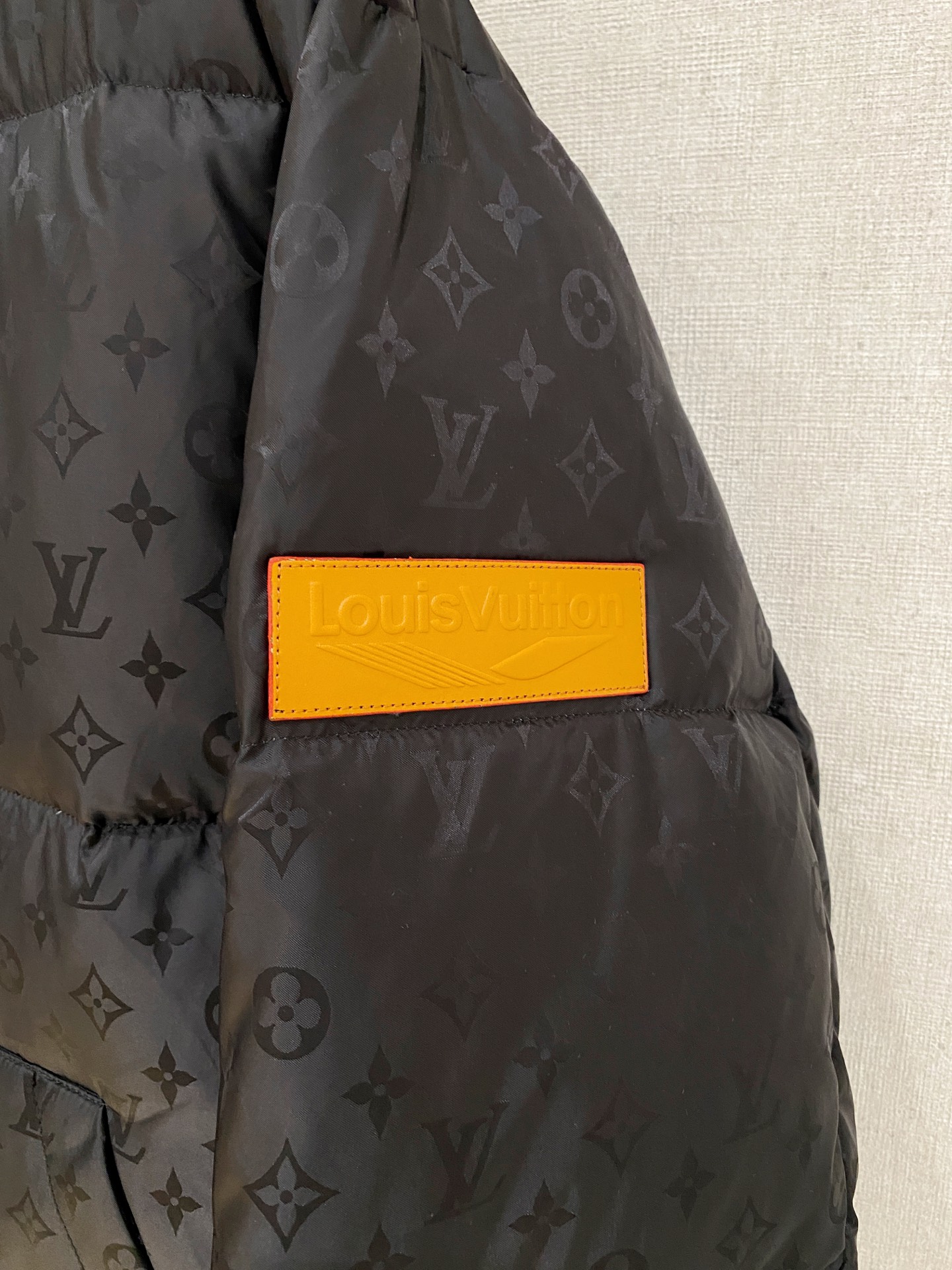 。路家秋冬男装Praz抽绳风帽短款羽绒夹克Praz抽绳风帽短款羽绒夹克是秋冬男装系列中的一款，以黑色为主