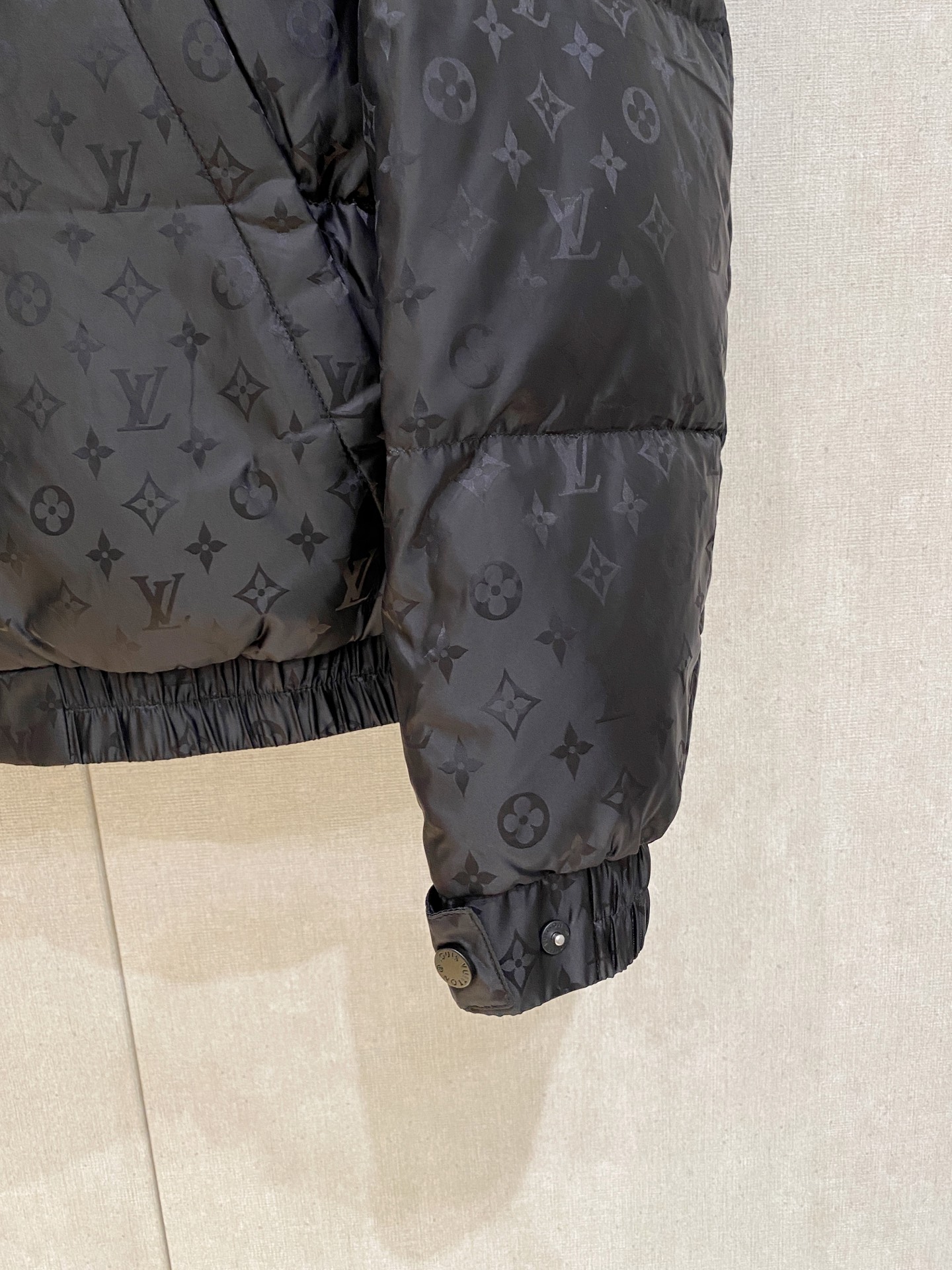 。路家秋冬男装Praz抽绳风帽短款羽绒夹克Praz抽绳风帽短款羽绒夹克是秋冬男装系列中的一款，以黑色为主