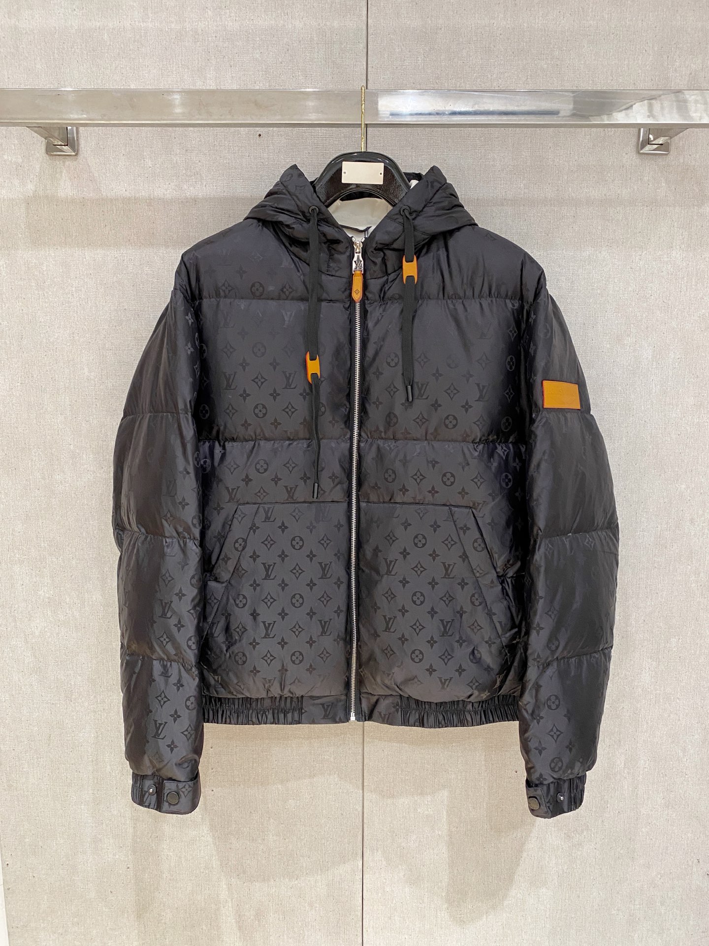 。路家秋冬男装Praz抽绳风帽短款羽绒夹克Praz抽绳风帽短款羽绒夹克是秋冬男装系列中的一款，以黑色为主