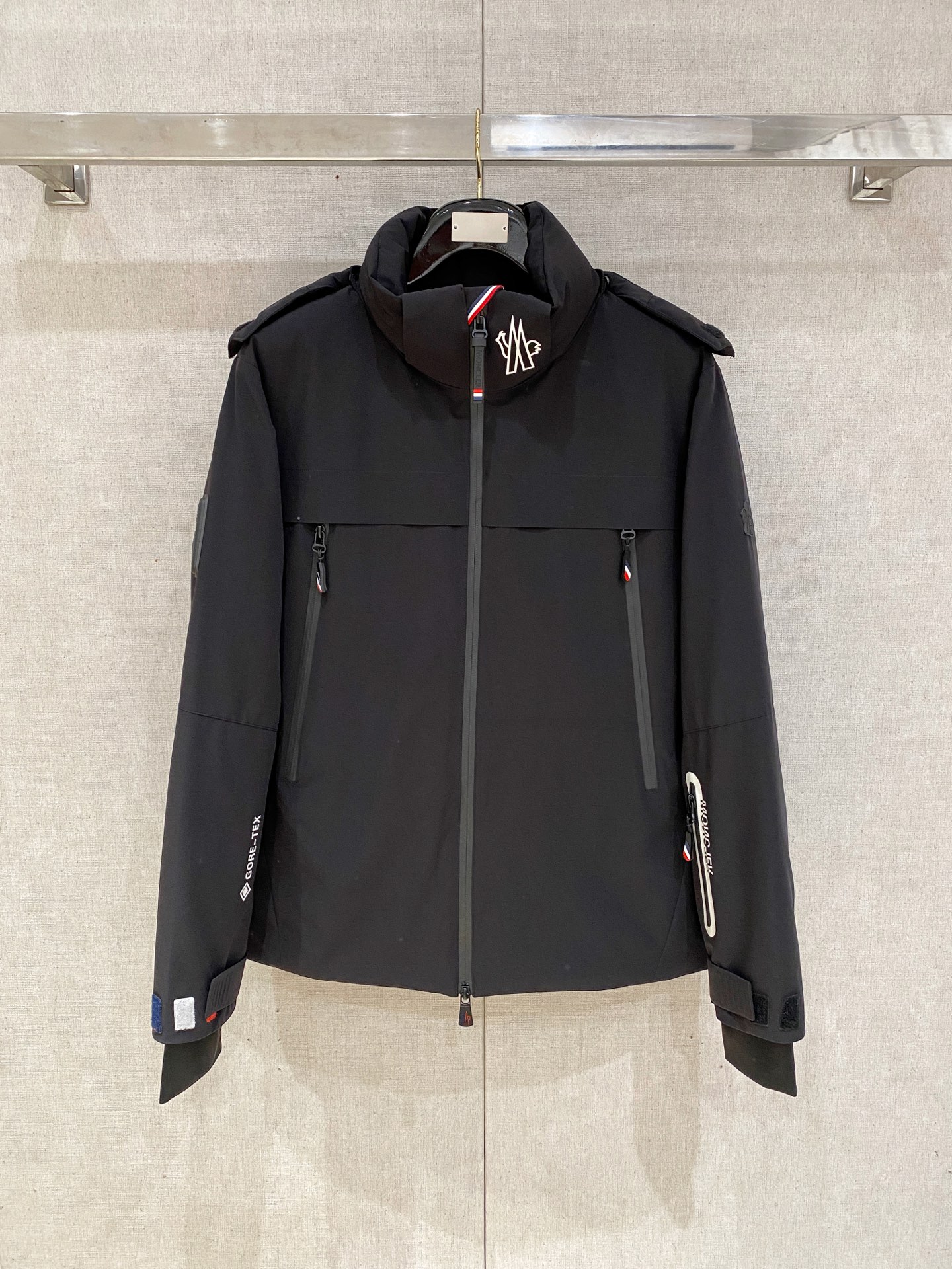 NO:537910,Moncler/Shield Autumn and Winter Men's Praz Drawstring Hood Short Down Jacket Praz Drawstring Hood Short Down Jacket is one of the Moncler/Shield Autumn and Winter Men's Clothing Series. Its main color is black, and it is both fashionable and practical. This Praz Down Jacket is designed with a black jacket, which is simple and yet atmospheric. Its unique drawstring hood design not only adds a sense of fashion, but also provides the wearer with additional warmth in the cold wind. The short cut highlights the ability and neatness of men. The jacket uses a customized elastic knit thick warm fabric, which not only has excellent warmth performance, but also has good elasticity and wear resistance. The customized knitting process makes the fabric tighter and effectively prevents the invasion of cold air. The inner part is filled with high-quality 90 white goose down, ensuring the warmth performance of the jacket  The main color of black makes the jacket more classic and versatile. Whether in formal occasions or casual time, it can easily match fashionable styles. Its custom elastic knit thick and warm fabric and unique design style make it stand out among many down jackets and become the first choice for men in autumn and winter. Size data: (1 2 3 4 5,,prada,Moncler,jackets & coats,jackets & coats,down jacket,hats,alexander wang19860909Moncler/蒙口秋冬男装Praz抽绳风帽短款羽绒夹克Praz抽绳风帽短款羽绒夹克是Moncler/蒙口秋冬男装系列中的一款,以黑色为主色调,兼具时尚与实用性. 这款Praz羽绒夹克采用黑色外套设计,简约而不失大气.其独特的抽绳风帽设计,不仅增添了时尚感,还能在寒风中为佩戴者提供额外的保暖效果.短款剪裁更是凸显男性的干练与利落. 外套采用定制弹力针织厚实保暖面料,这种面料不仅具有出色的保暖性能,还具有较好的弹性和耐磨性.定制的针织工艺使得面料更加紧密,有效防止冷空气的侵入. 内里采用高质量的90白鹅羽绒填充,保证了外套的保暖性能 以黑色为主色调,使得外套更加经典百搭.无论是在正式场合还是休闲时光,都能轻松搭配出时尚的造型.其定制弹力针织厚实保暖面料和独特的设计风格使得它在众多羽绒外套中脱颖而出,成为男性秋冬季节的首选单品. 尺码数据:(1 2 3 4 5,,prada,Moncler,jackets & coats,jackets & coats,down jacket,hats,alexander wang,Men's clothing