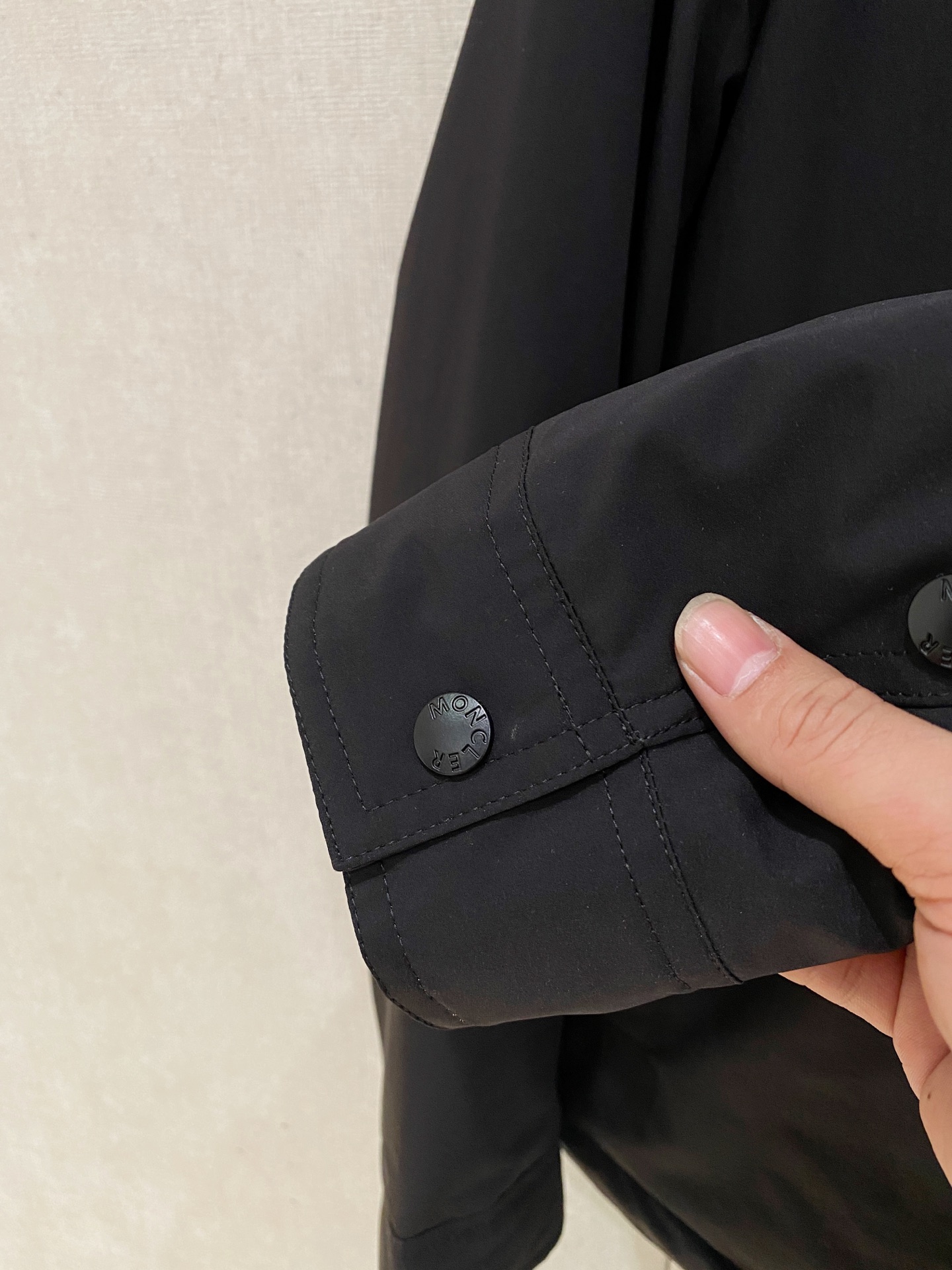 。 Moncler/蒙口秋冬男装Praz抽绳风帽短款羽绒夹克Praz抽绳风帽短款羽绒夹克是Moncler