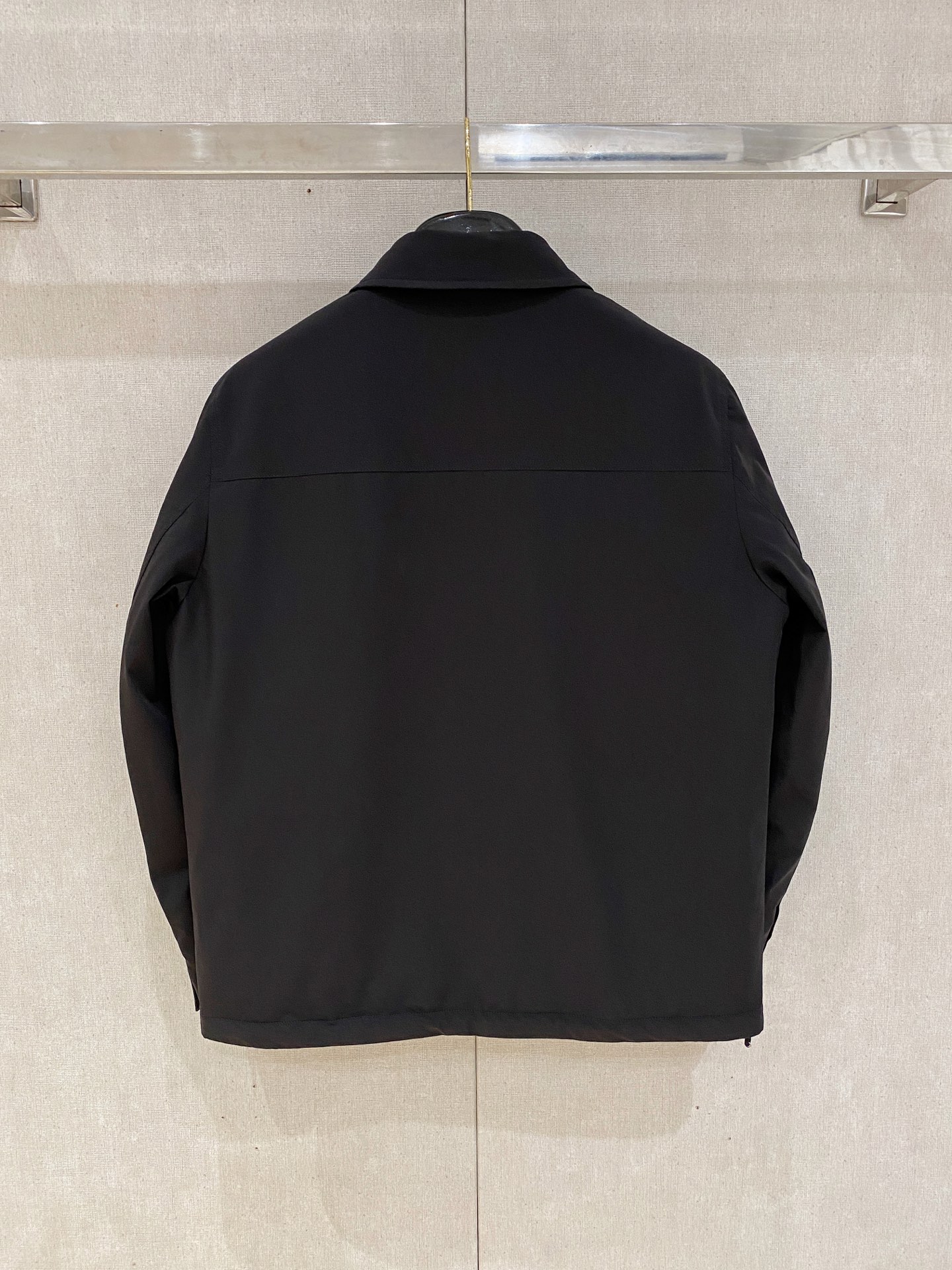 。 Moncler/蒙口秋冬男装Praz抽绳风帽短款羽绒夹克Praz抽绳风帽短款羽绒夹克是Moncler