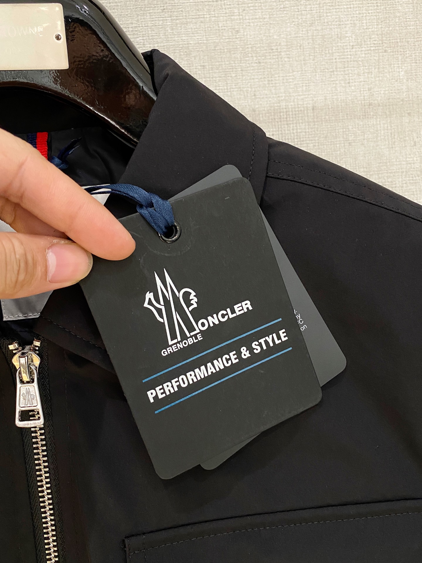 。 Moncler/蒙口秋冬男装Praz抽绳风帽短款羽绒夹克Praz抽绳风帽短款羽绒夹克是Moncler