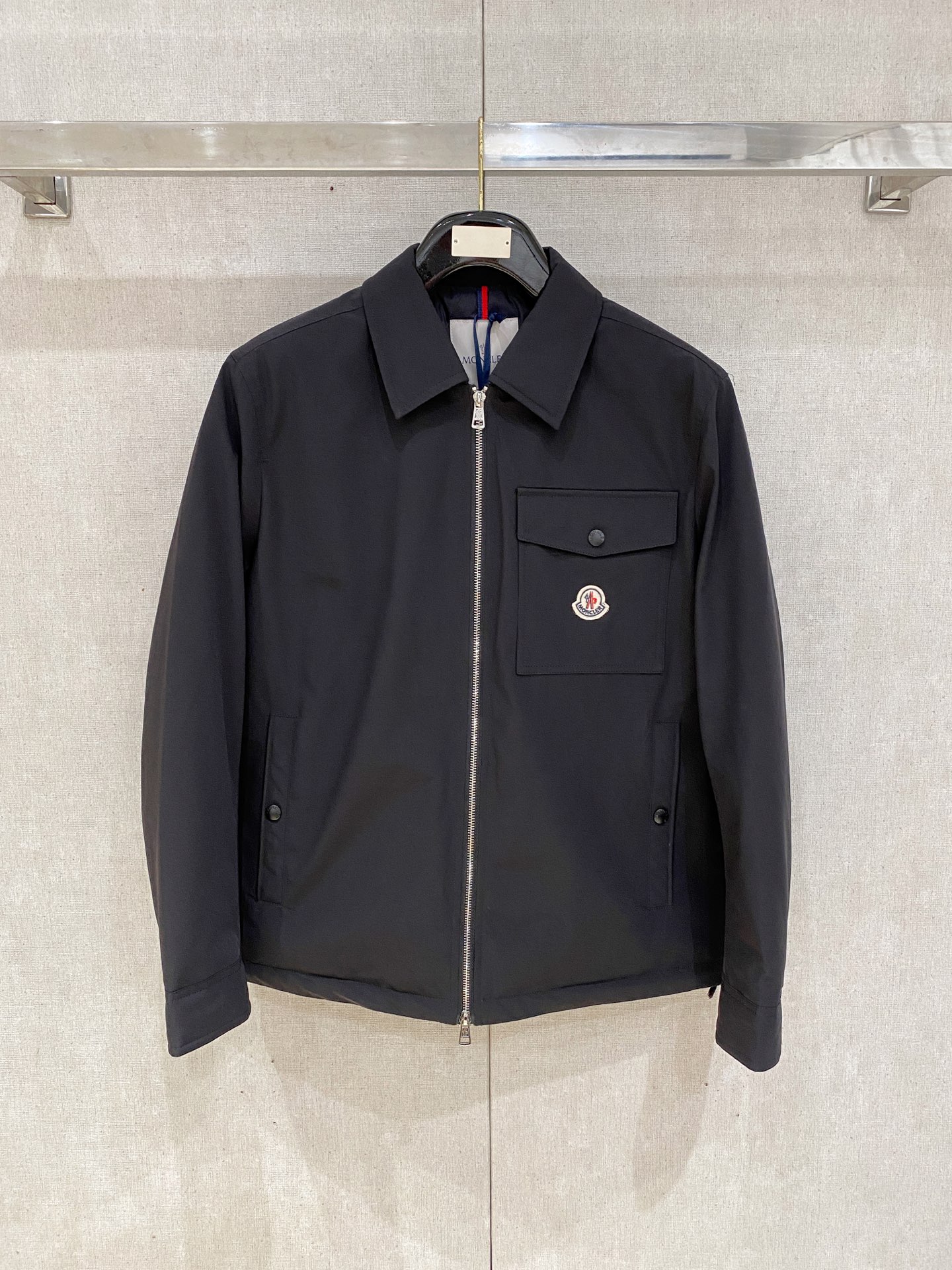 NO:624385,Moncler/Men's autumn and winter men's wear Praz drawstring hood short down jacket Praz drawstring hood short down jacket is a part of the Moncler/Men's autumn and winter men's wear series, with black as the main color, both fashionable and practical.  This Praz down jacket is designed with a black coat, which is simple yet elegant. Its unique drawstring hood design not only adds a sense of fashion, but also provides the wearer with additional warmth in the cold wind. The short cut highlights the man's ability and neatness. The jacket is made of customized stretch knitted thick thermal fabric, which not only has excellent thermal insulation performance, but also has good elasticity and wear resistance. The customized knitting process makes the fabric tighter, effectively preventing the intrusion of cold air.  The interior is filled with high-quality 90% white goose down to ensure the warmth of the jacket. The main color is black, making the jacket more classic and versatile. It can be easily matched with a fashionable look whether in formal occasions or leisure time. Its custom stretch knitted thick warm fabric and unique design style make it stand out among many down jackets and become the first choice for men in autumn and winter. Size data: (1 2 3 4 5),, prada, Moncler, jackets &  coats,jackets & coats,down jacket,hats,alexander wang19860909Moncler/蒙口秋冬男装Praz抽绳风帽短款羽绒夹克Praz抽绳风帽短款羽绒夹克是Moncler/蒙口秋冬男装系列中的一款,以黑色为主色调,兼具时尚与实用性. 这款Praz羽绒夹克采用黑色外套设计,简约而不失大气.其独特的抽绳风帽设计,不仅增添了时尚感,还能在寒风中为佩戴者提供额外的保暖效果.短款剪裁更是凸显男性的干练与利落. 外套采用定制弹力针织厚实保暖面料,这种面料不仅具有出色的保暖性能,还具有较好的弹性和耐磨性.定制的针织工艺使得面料更加紧密,有效防止冷空气的侵入. 内里采用高质量的90白鹅羽绒填充,保证了外套的保暖性能 以黑色为主色调,使得外套更加经典百搭.无论是在正式场合还是休闲时光,都能轻松搭配出时尚的造型.其定制弹力针织厚实保暖面料和独特的设计风格使得它在众多羽绒外套中脱颖而出,成为男性秋冬季节的首选单品. 尺码数据:(1 2 3 4 5),,prada,Moncler,jackets & coats,jackets & coats,down jacket,hats,alexander wang,Men's clothing