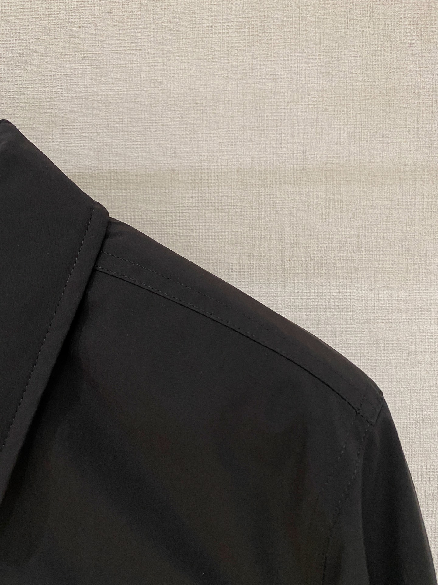 。 Moncler/蒙口秋冬男装Praz抽绳风帽短款羽绒夹克Praz抽绳风帽短款羽绒夹克是Moncler