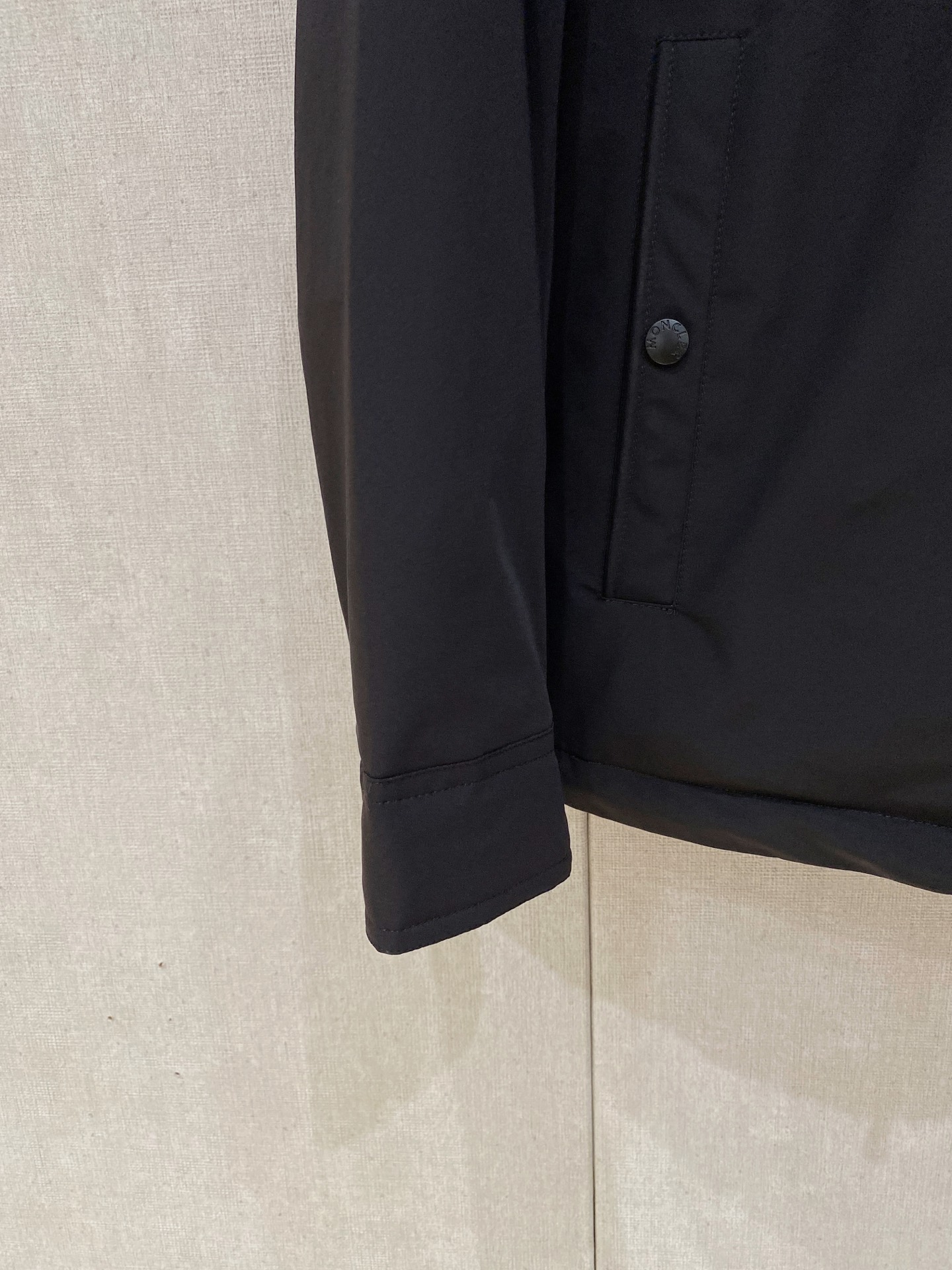 。 Moncler/蒙口秋冬男装Praz抽绳风帽短款羽绒夹克Praz抽绳风帽短款羽绒夹克是Moncler