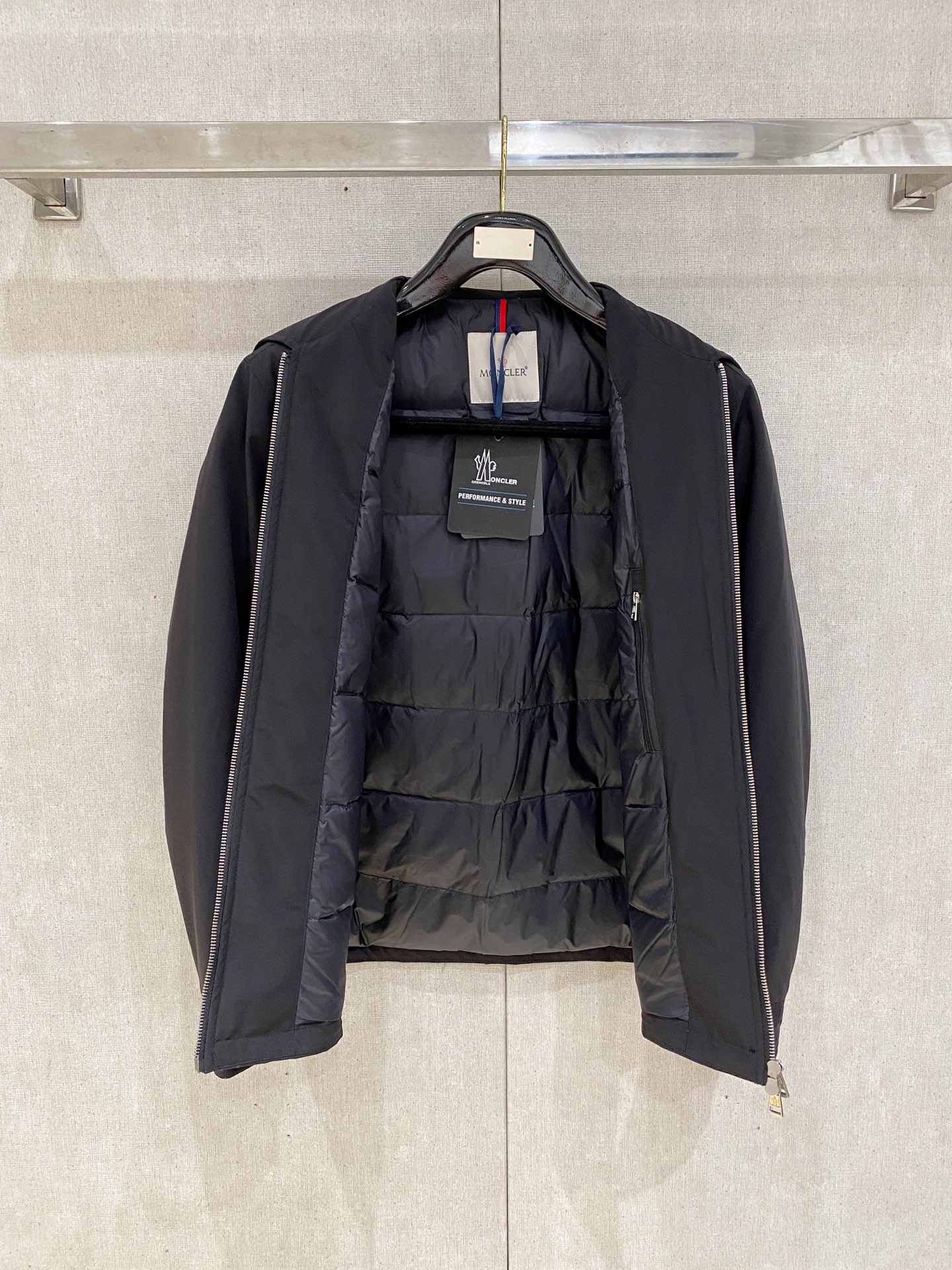 。 Moncler/蒙口秋冬男装Praz抽绳风帽短款羽绒夹克Praz抽绳风帽短款羽绒夹克是Moncler