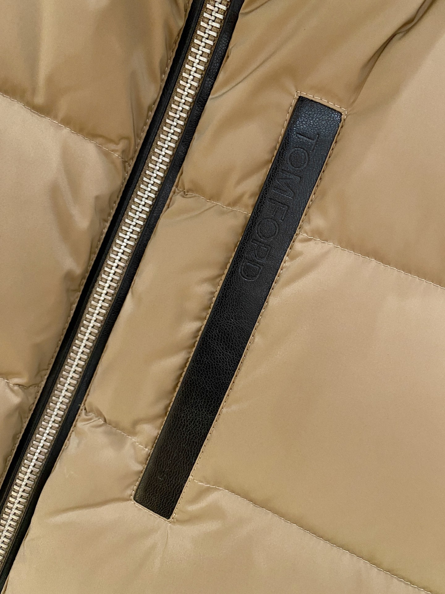 。(新品)BC 秋冬新品Jarama男士短款羽绒服马夹larama短款羽绒夹克是一款个性单品，专为注重功