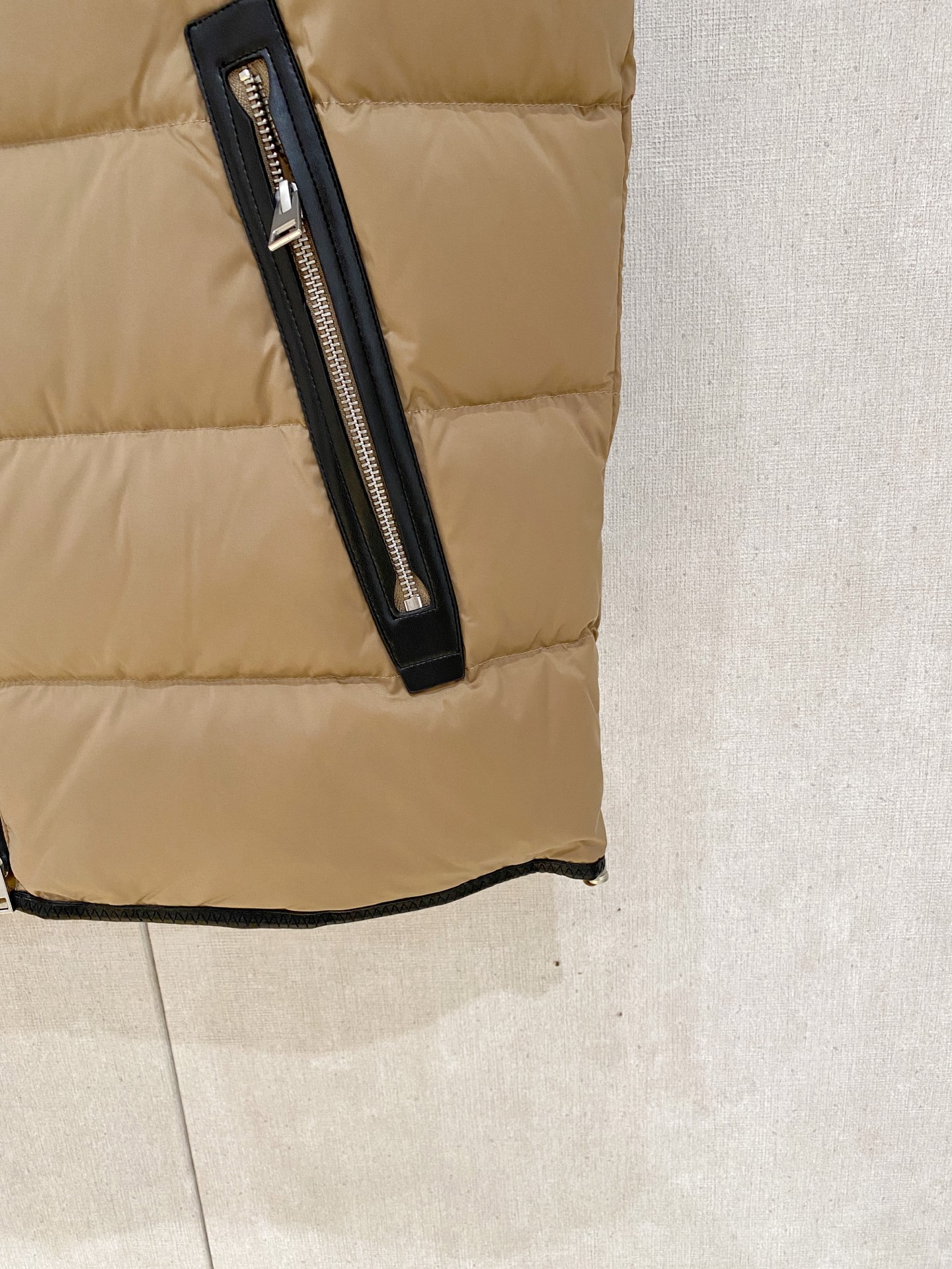 。(新品)BC 秋冬新品Jarama男士短款羽绒服马夹larama短款羽绒夹克是一款个性单品，专为注重功