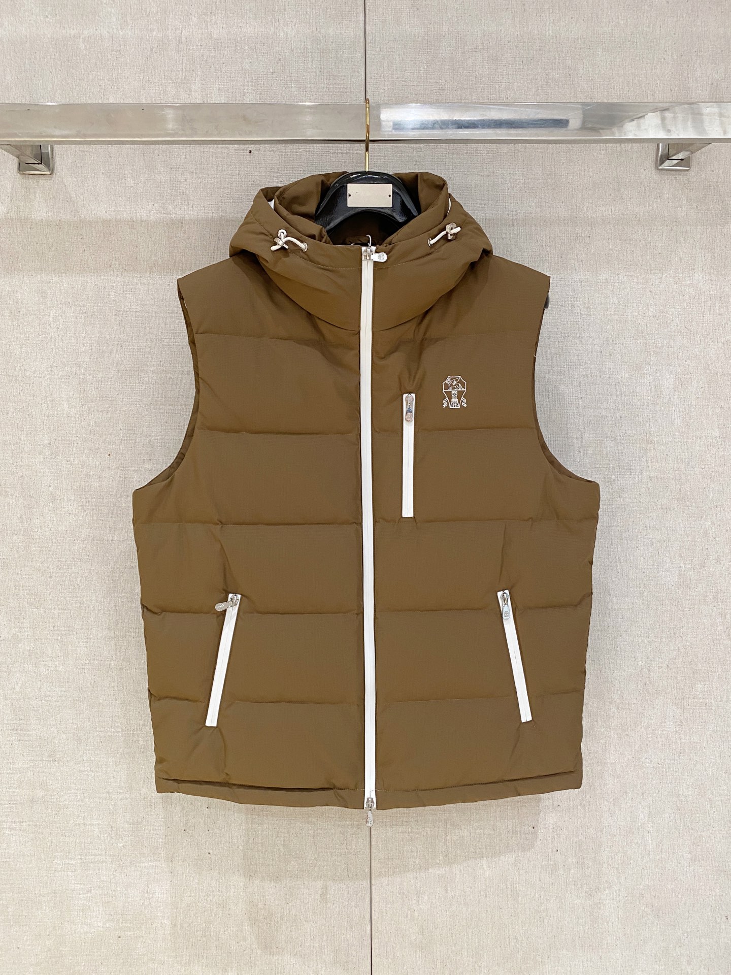 NO:624407,(New product) BC new autumn and winter product Jarama men's short down jacket vest larama short down jacket is a personalized item, designed for modern men who value functionality and beauty. Filling white goose down content 90% fabric nylon, polyester moderate thickness composition content lining: polyester fiber hood: polyester fiber fabric: polyester fiber outer back body: nylon  Graphic solid color collar, drop placket, zipper length, regular fit, stretchy and non-elastic, size 48-56, jackets & coats, down jacket, hats, alexander wang19860909(新品)BC 秋冬新品Jarama男士短款羽绒服马夹 larama短款羽绒夹克是一款个性单品,专为注重功能性和美观的现代男士设计. 填充物白鹅绒含绒量90面料锦纶,涤纶 厚度适中成分含量里料:聚酯纤维兜帽:聚酯纤维面料:聚酯纤维外后身:锦纶 图案纯色领型连型,落衣门襟拉链衣长常规款版型合身弹力无弹力 尺码48-56,,jackets & coats,down jacket,hats,alexander wang,Men's clothing