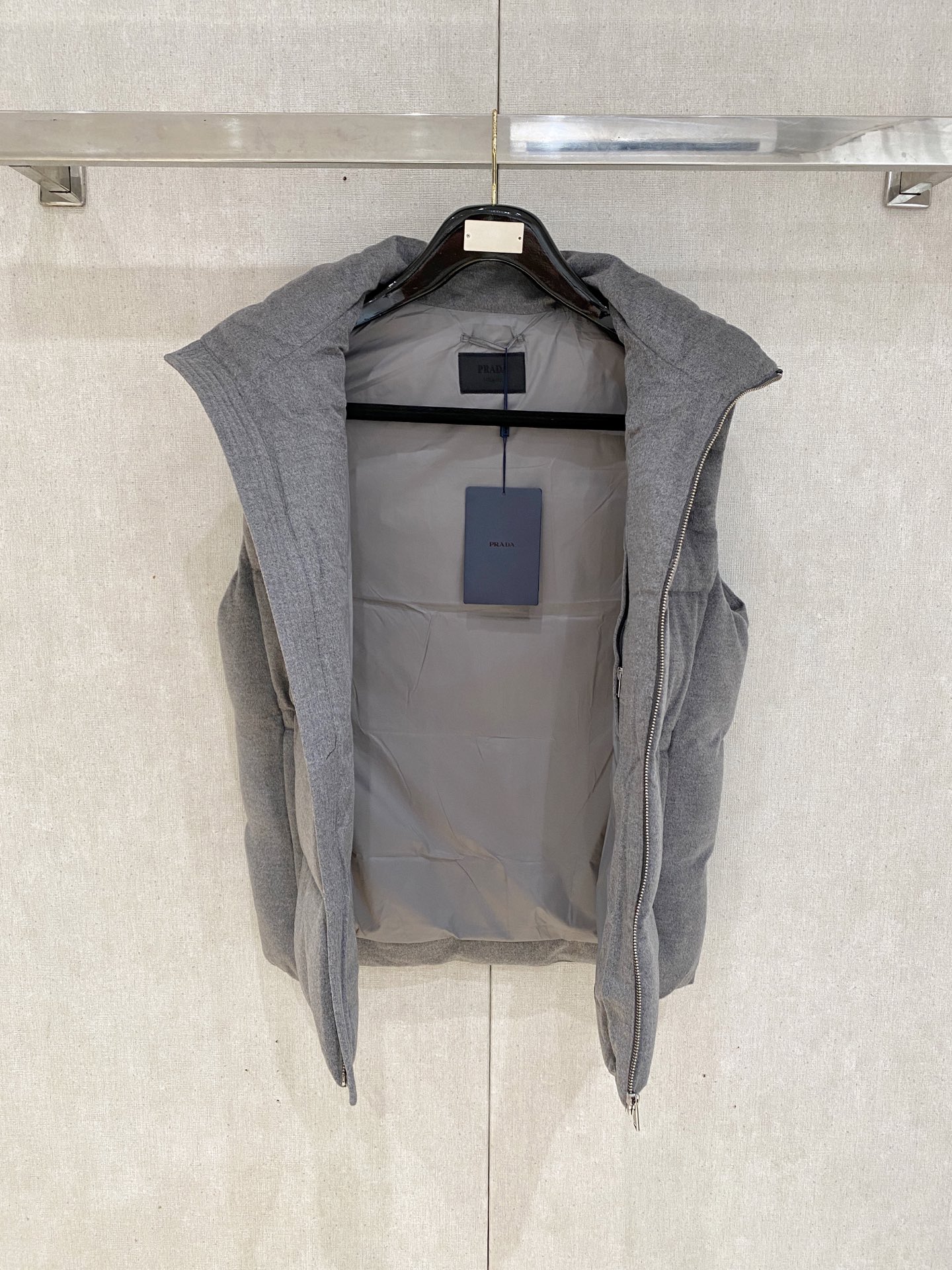 。 (新品)秋冬新品Jarama男士短款羽绒服马夹larama短款羽绒夹克是一款个性单品，专为注重功能性