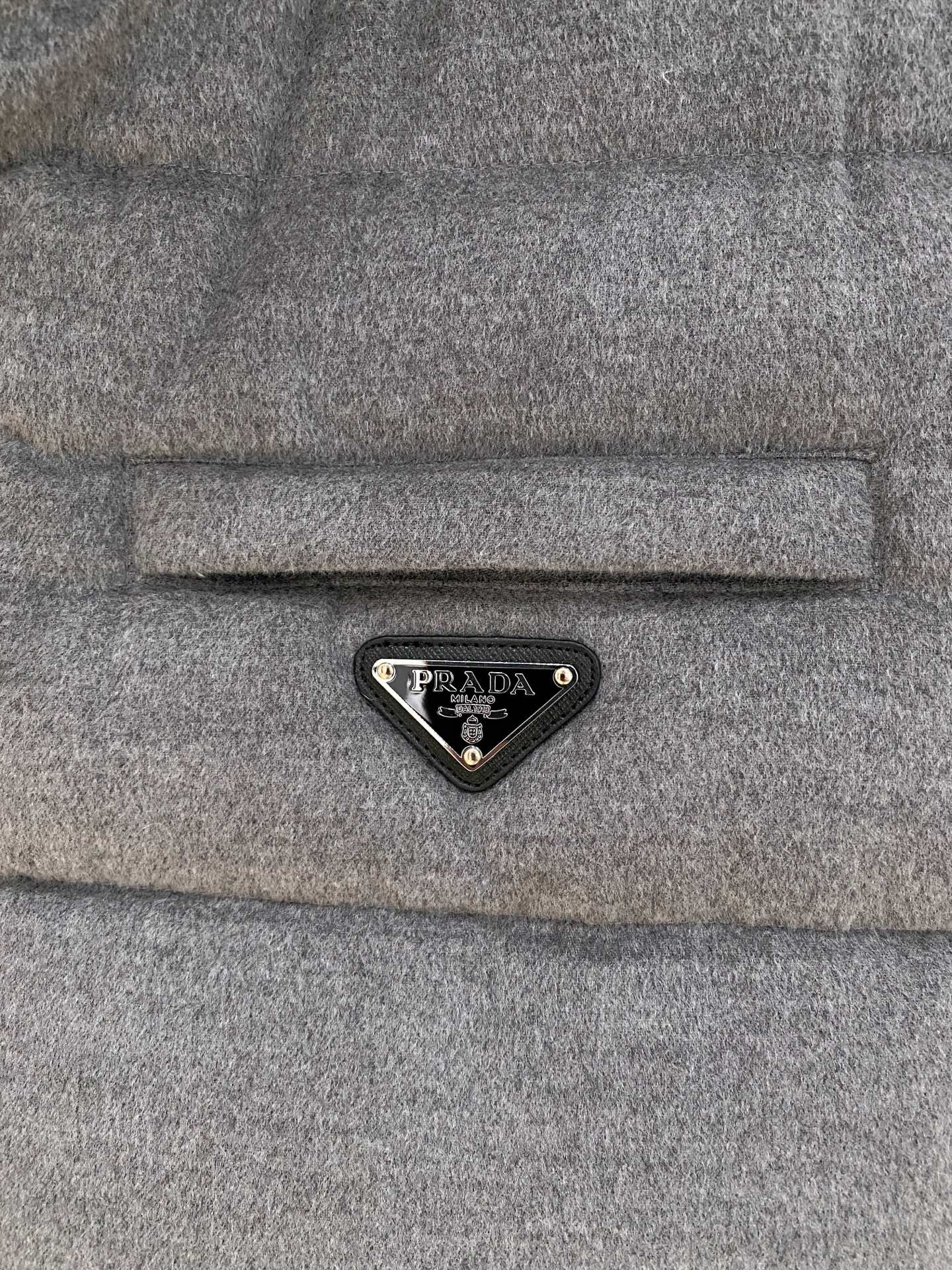 。 (新品)秋冬新品Jarama男士短款羽绒服马夹larama短款羽绒夹克是一款个性单品，专为注重功能性