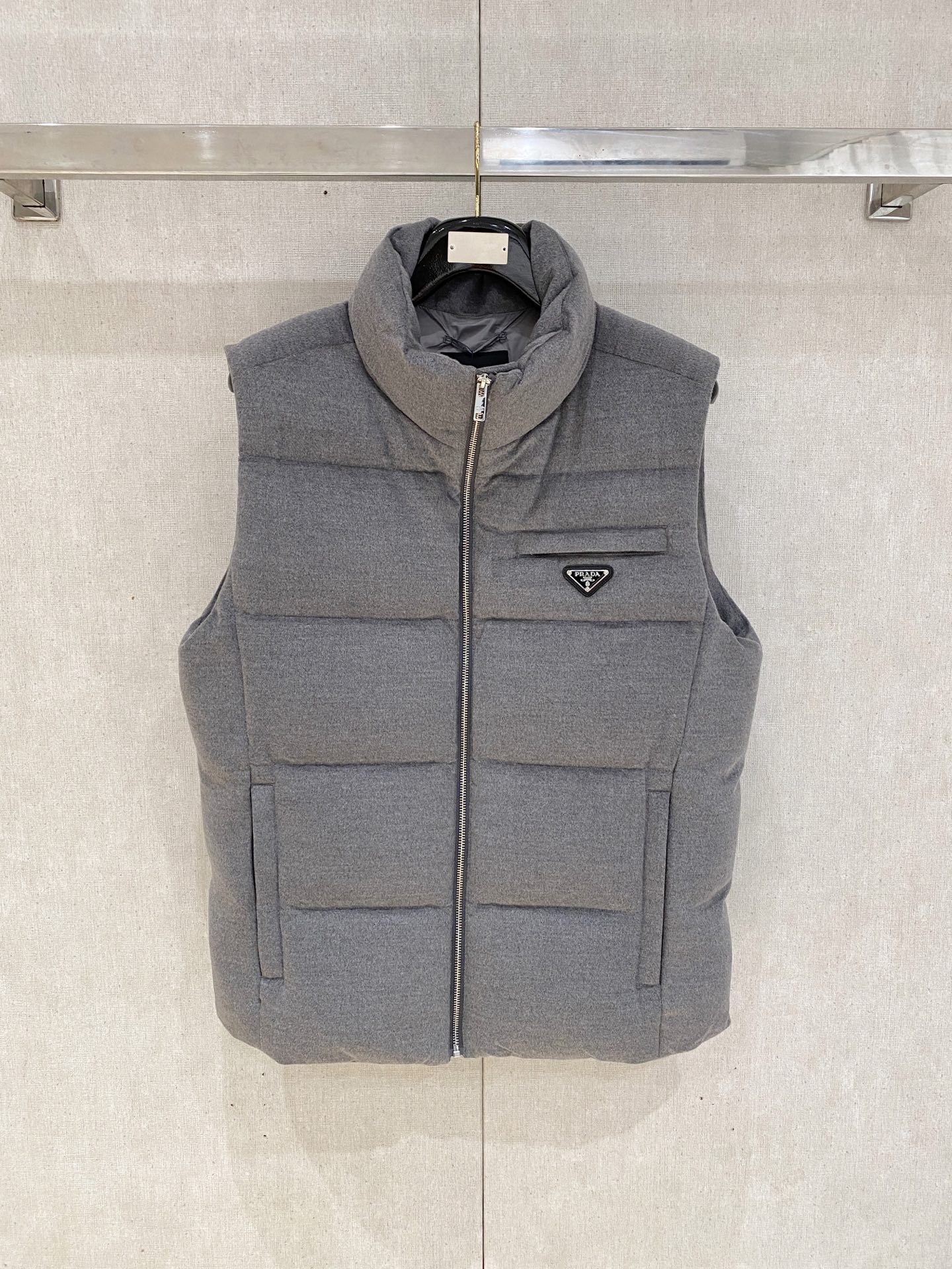 。 (新品)秋冬新品Jarama男士短款羽绒服马夹larama短款羽绒夹克是一款个性单品，专为注重功能性