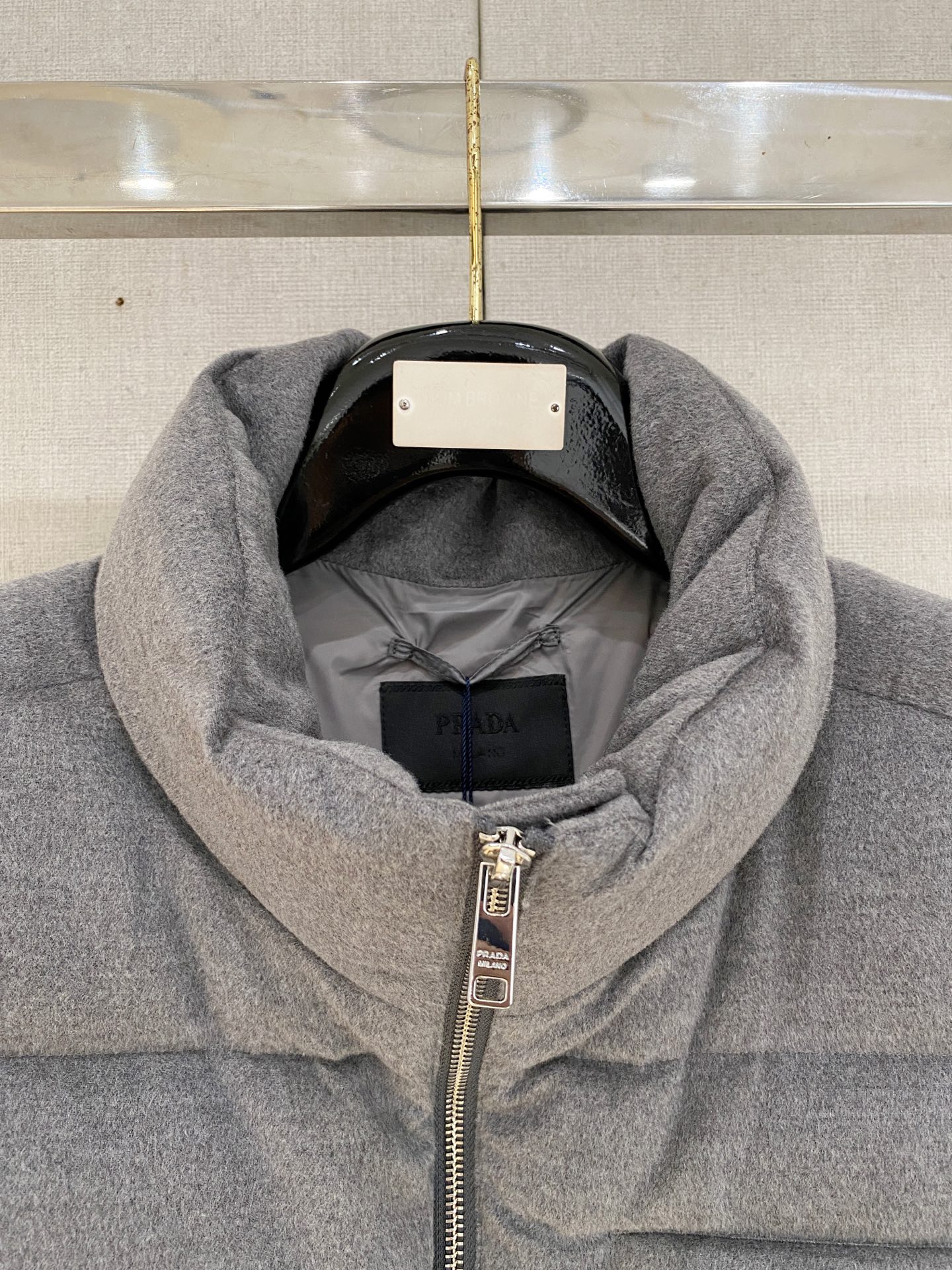 。 (新品)秋冬新品Jarama男士短款羽绒服马夹larama短款羽绒夹克是一款个性单品，专为注重功能性