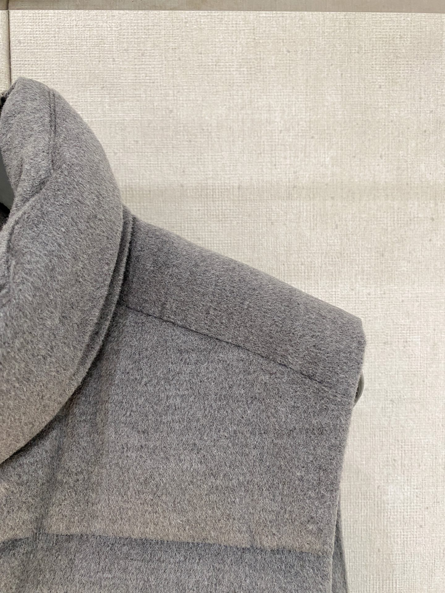 。 (新品)秋冬新品Jarama男士短款羽绒服马夹larama短款羽绒夹克是一款个性单品，专为注重功能性