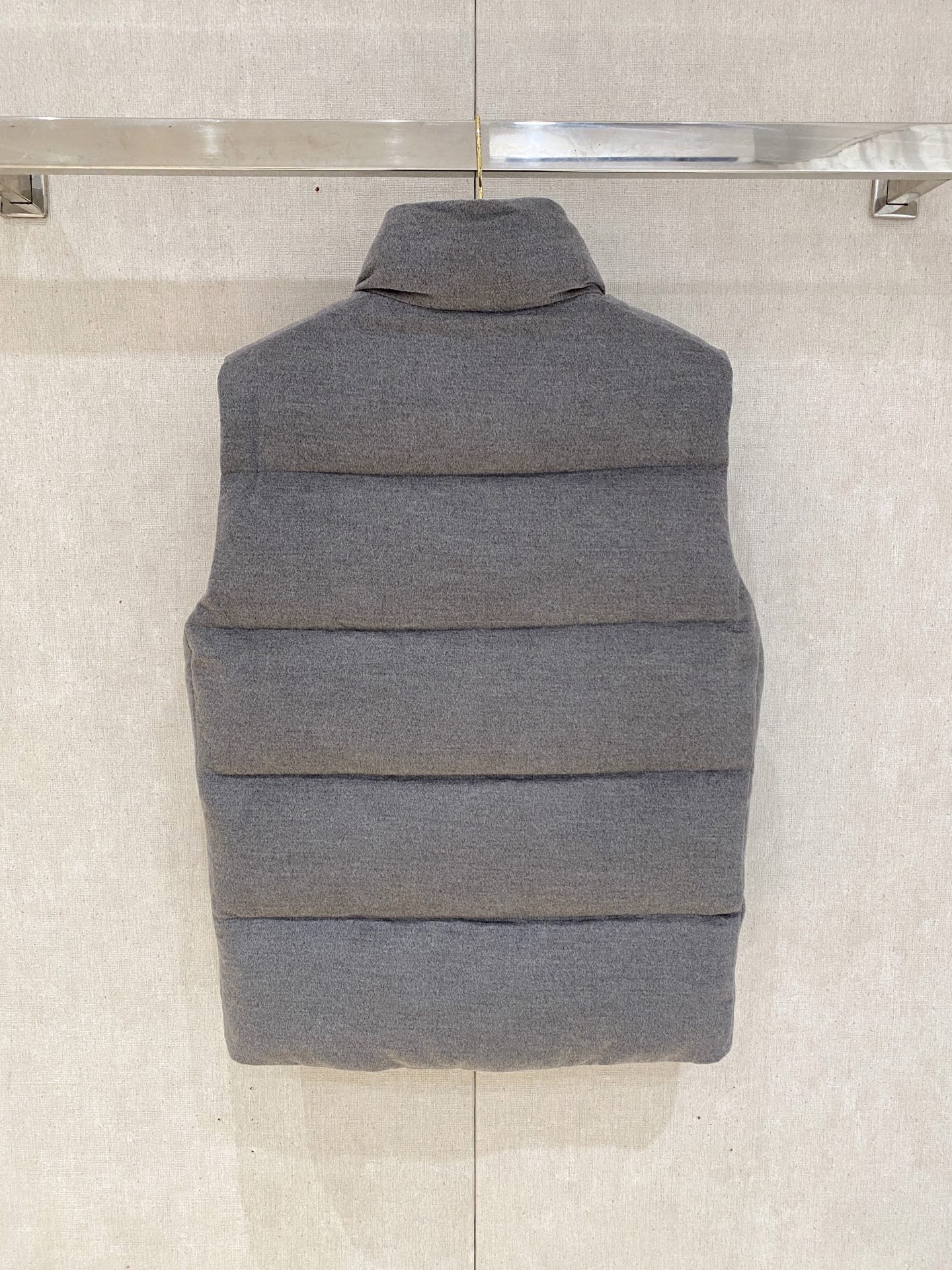 。 (新品)秋冬新品Jarama男士短款羽绒服马夹larama短款羽绒夹克是一款个性单品，专为注重功能性