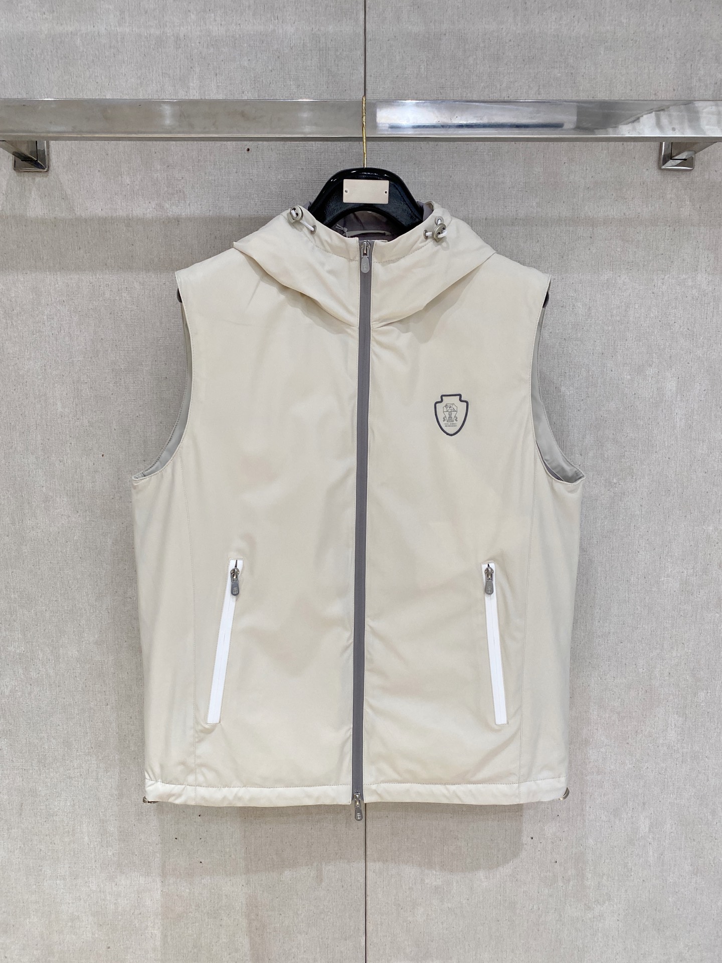 NO:537920,(New product) Autumn and winter new Jarama men's short down jacket horse clip larama short down jacket is a personalized item designed for modern men who focus on functionality and beauty. Filling white goose velvet contains 90 fabric nylon, polyester, moderate thickness, ingredient content, lining: polyester fiber hood: polyester fiber fabric: polyester fiber outer back body: nylon pattern solid color collar type, zipper closure long regular style fit elastic without elastic Size 48-56,, jackets & coats, down jacket, hats, alexander wang19860909(新品)秋冬新品Jarama男士短款羽绒服马夹 larama短款羽绒夹克是一款个性单品,专为注重功能性和美观的现代男士设计. 填充物白鹅绒含绒量90面料锦纶,涤纶 厚度适中成分含量里料:聚酯纤维兜帽:聚酯纤维面料:聚酯纤维外后身:锦纶 图案纯色领型连型,落衣门襟拉链衣长常规款版型合身弹力无弹力 尺码48-56,,jackets & coats,down jacket,hats,alexander wang,Men's clothing