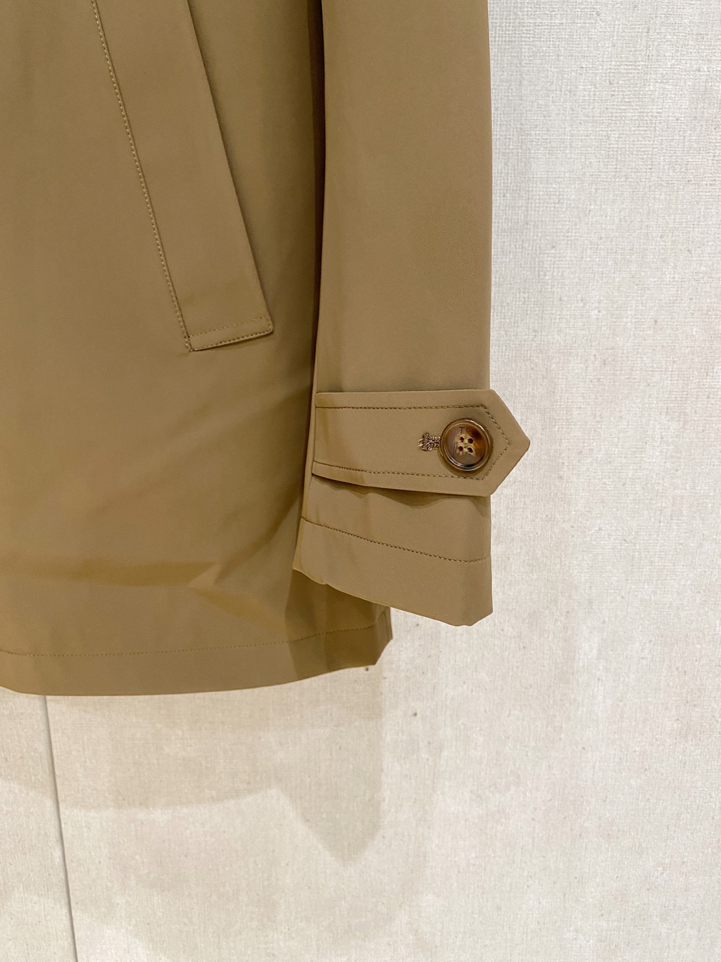 。 b家秋冬男装Praz抽绳风帽短款羽绒夹克Praz抽绳风帽短款羽绒夹克是秋冬男装系列中的一款，以黑色为