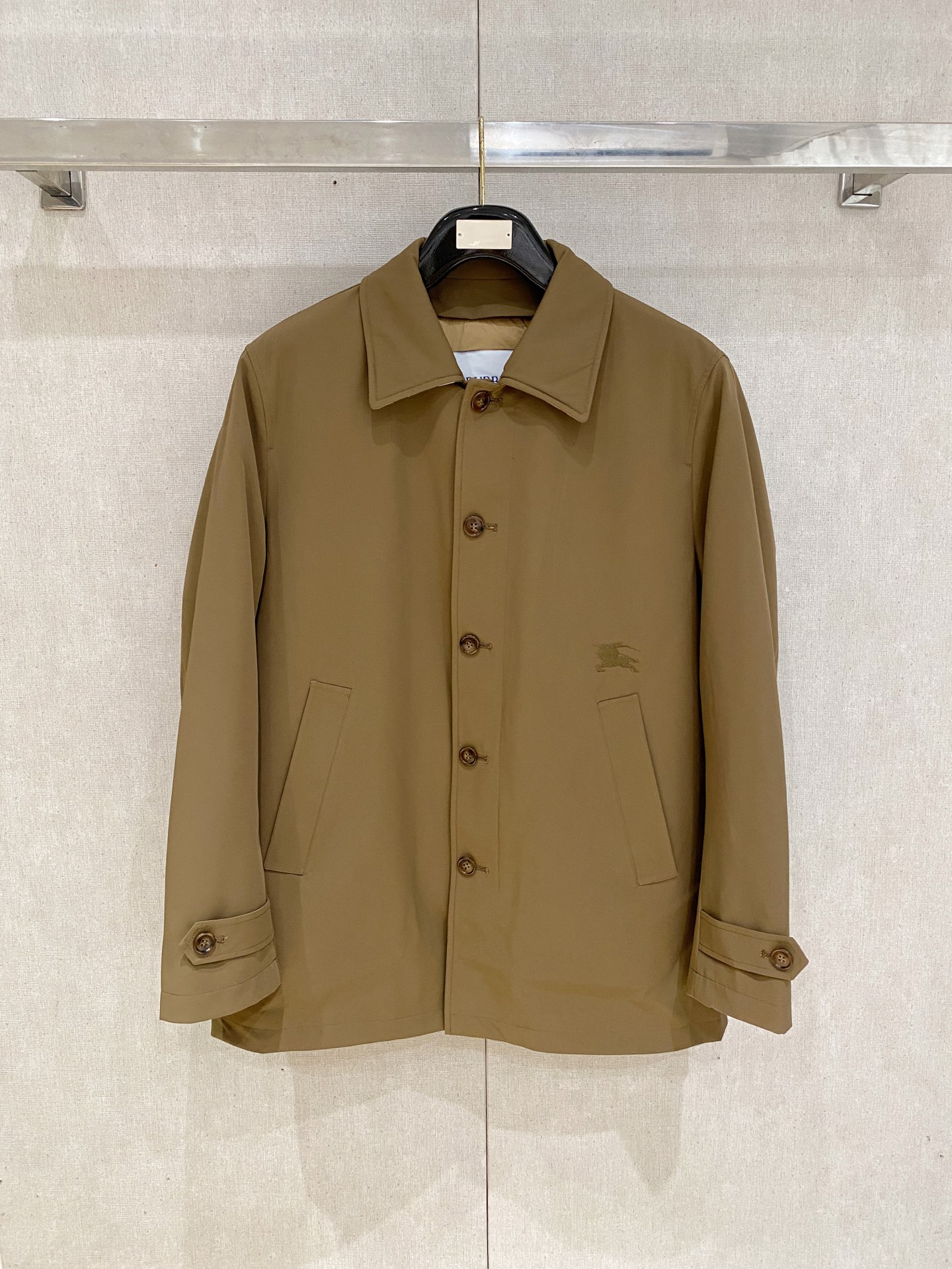 。 b家秋冬男装Praz抽绳风帽短款羽绒夹克Praz抽绳风帽短款羽绒夹克是秋冬男装系列中的一款，以黑色为