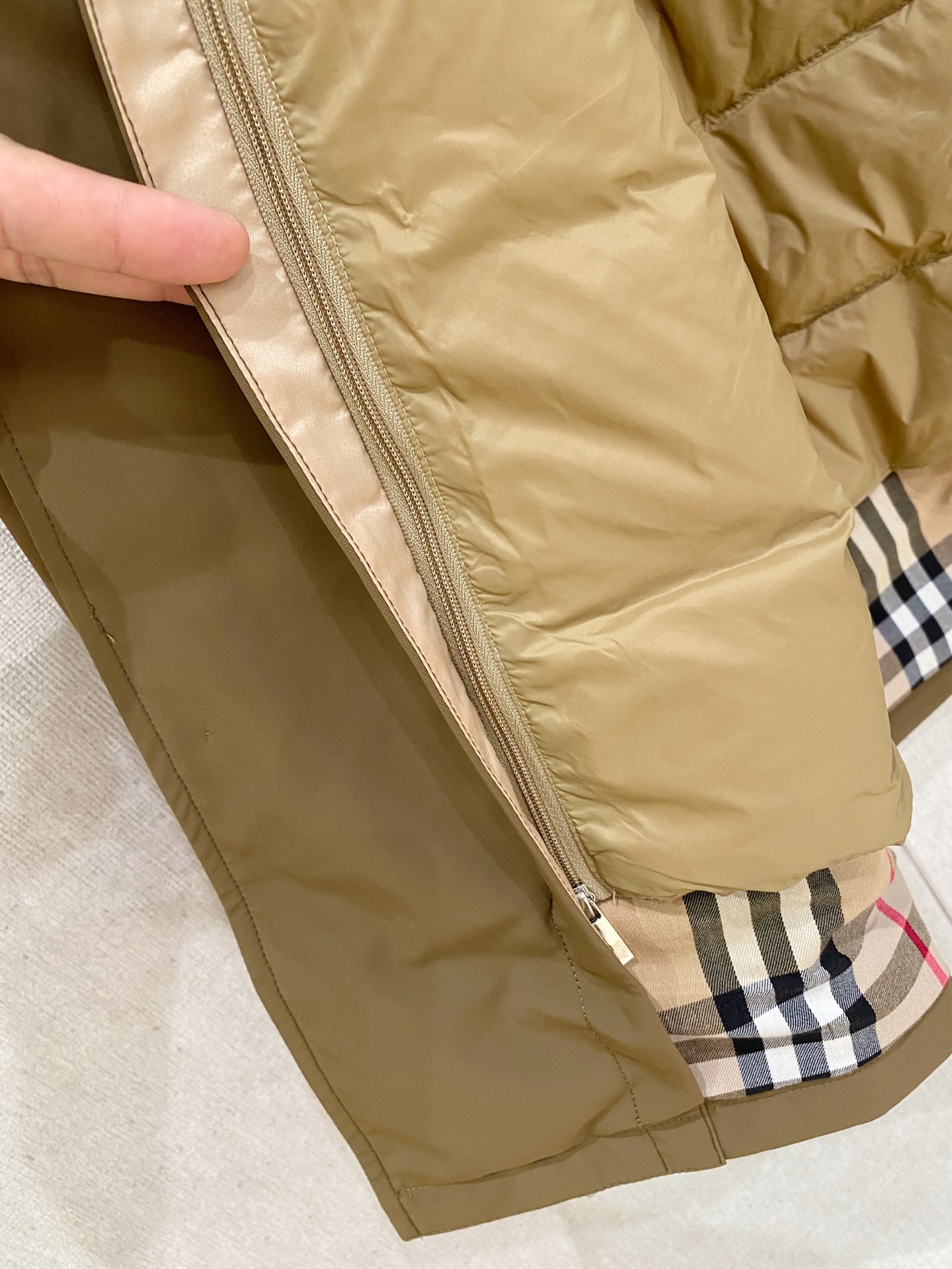 。 b家秋冬男装Praz抽绳风帽短款羽绒夹克Praz抽绳风帽短款羽绒夹克是秋冬男装系列中的一款，以黑色为