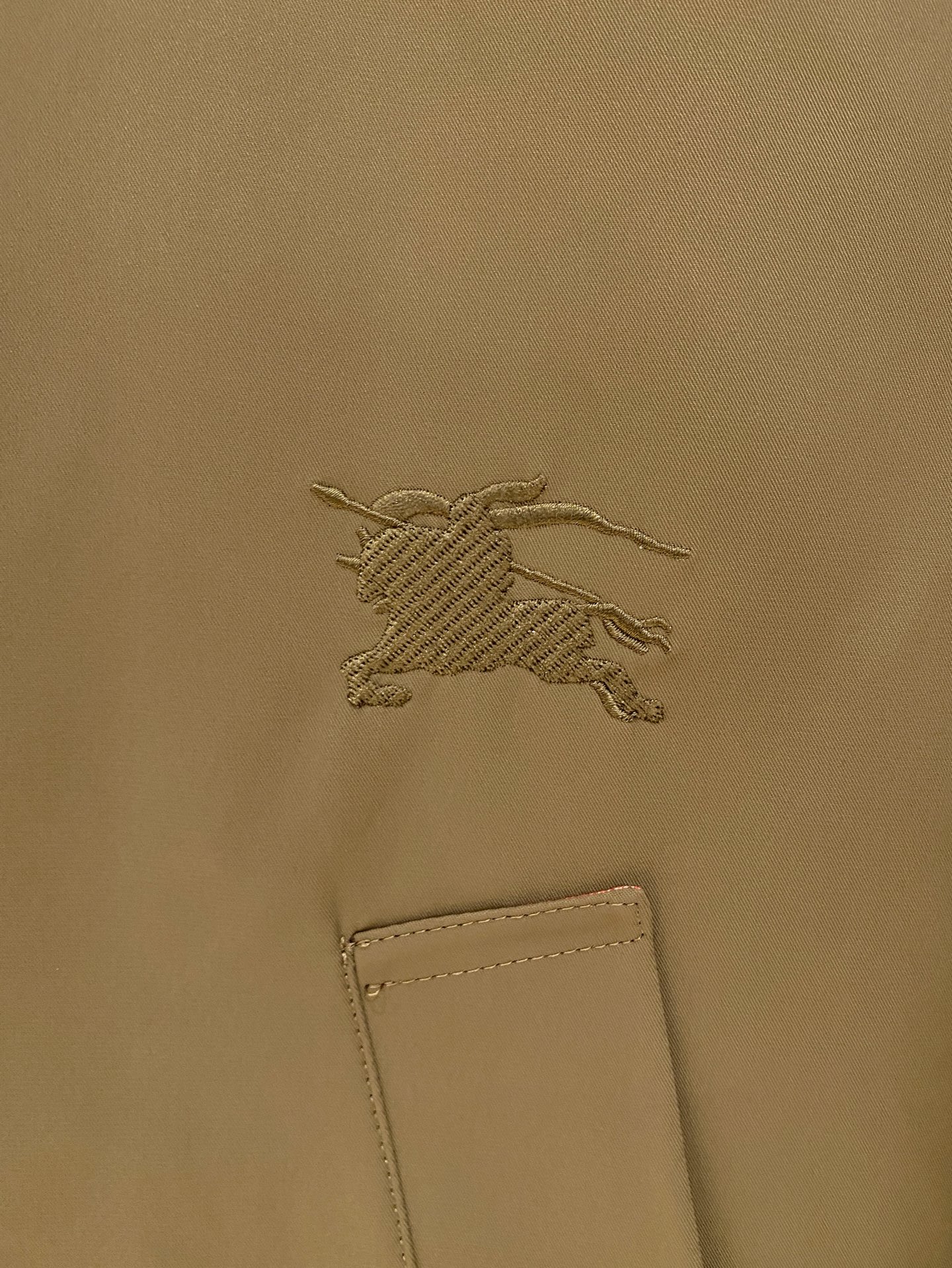 。 b家秋冬男装Praz抽绳风帽短款羽绒夹克Praz抽绳风帽短款羽绒夹克是秋冬男装系列中的一款，以黑色为